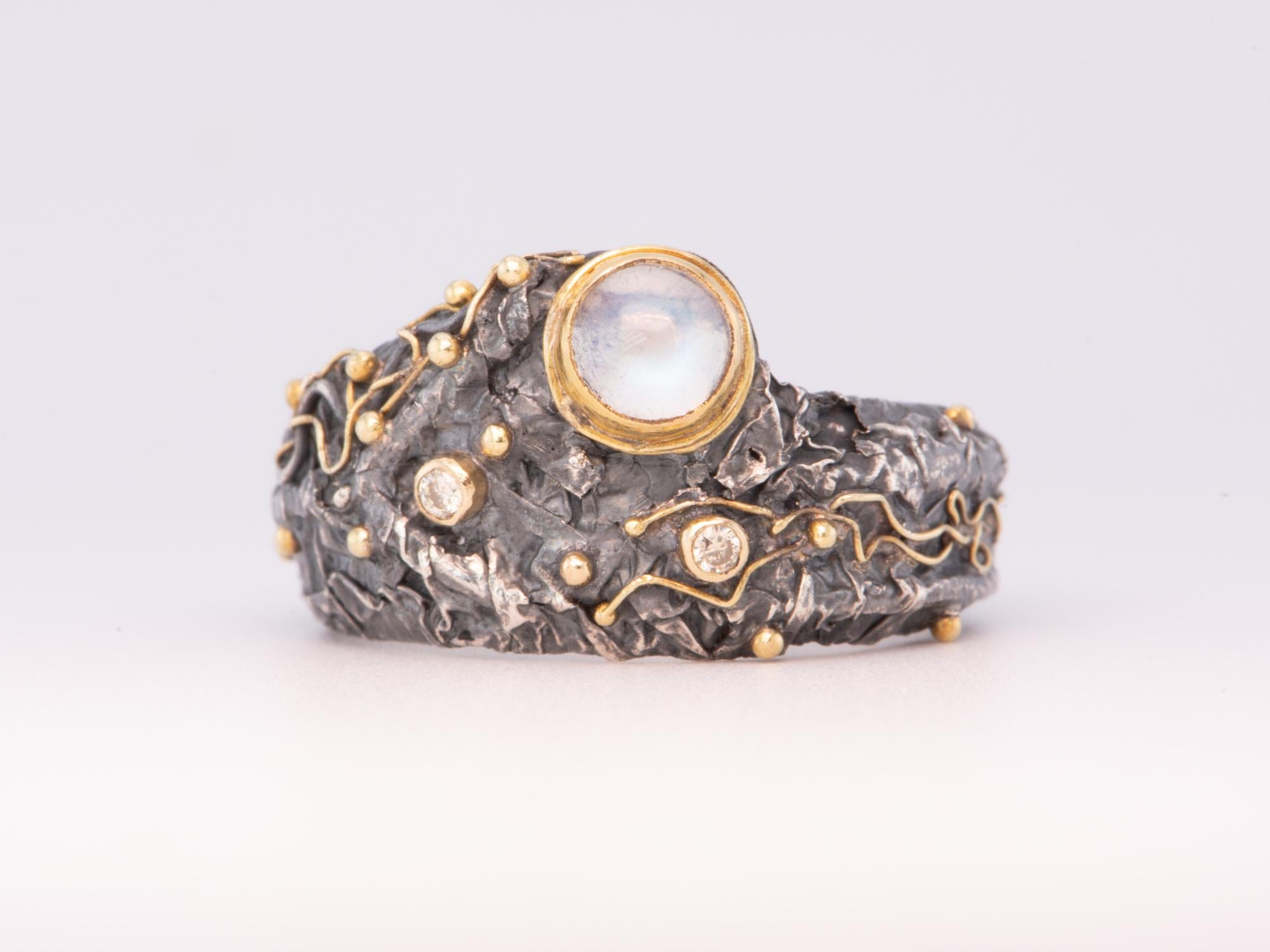 Einzigartiger strukturierter breiter Ring mit Mondstein und Diamanten aus Sterlingsilber 18K Gold R6645 im Zustand „Neu“ im Angebot in Osprey, FL