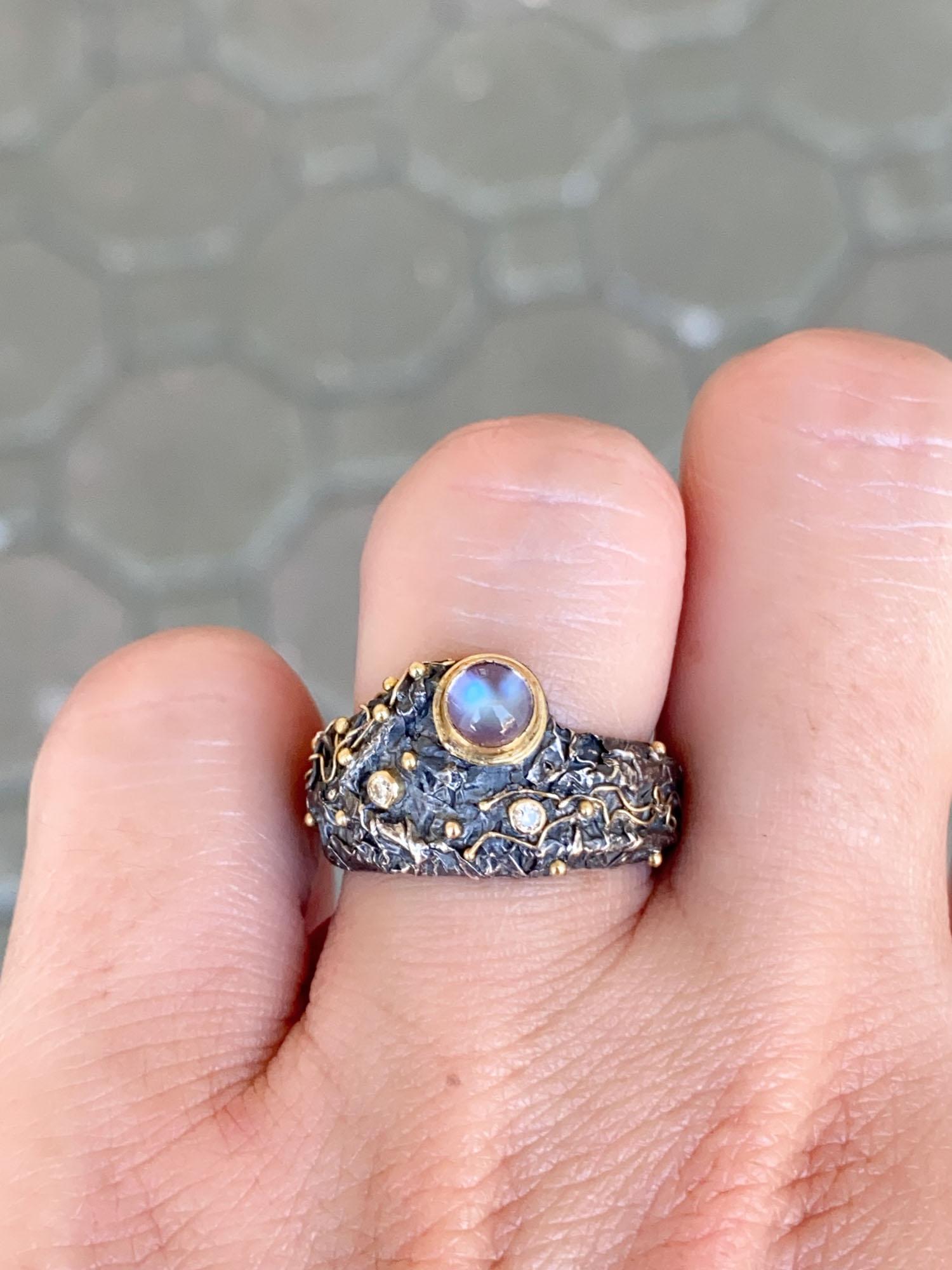 Einzigartiger strukturierter breiter Ring mit Mondstein und Diamanten aus Sterlingsilber 18K Gold R6645 für Damen oder Herren im Angebot