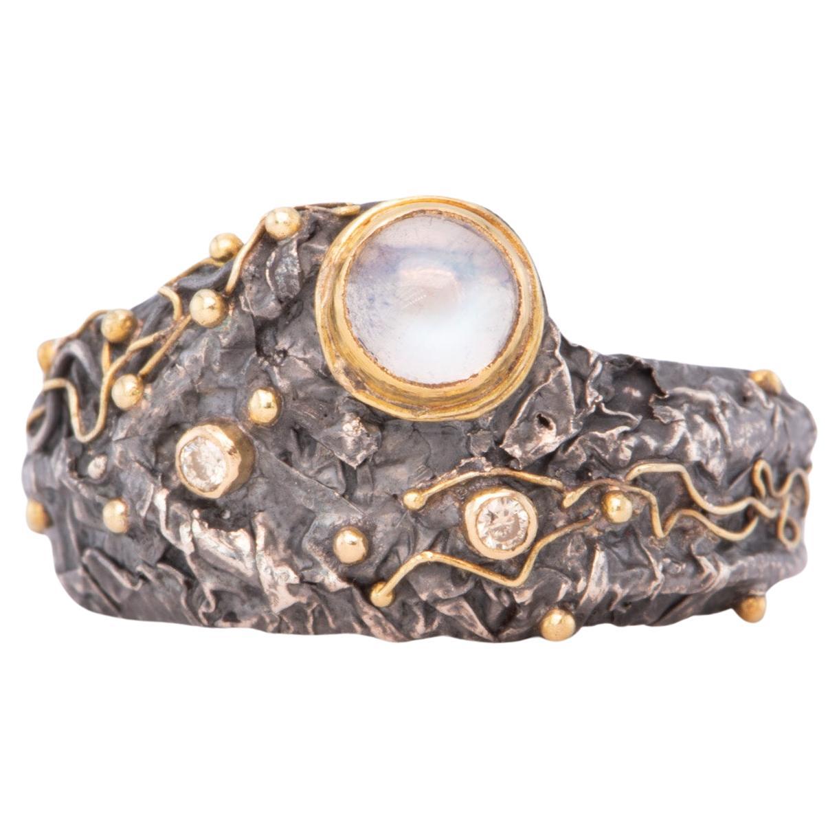 Einzigartiger strukturierter breiter Ring mit Mondstein und Diamanten aus Sterlingsilber 18K Gold R6645 im Angebot