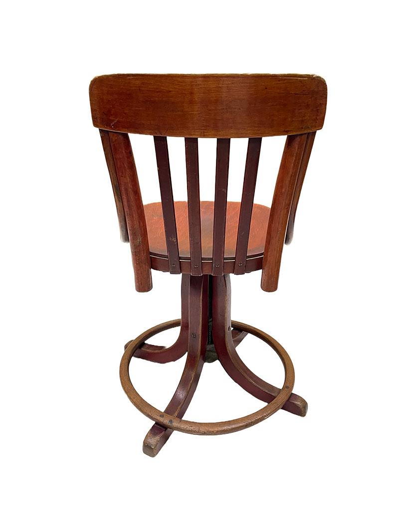 Einzigartiger Thonet Schreibtischstuhl, Museumsstück

Einer unserer einzigartigen Thonet Schreibtischstühle
Es stammt aus der Sammlung eines Museums, The Haque, Niederlande
Der Stuhl ist verstellbar von 79 cm bis 91 cm Höhe
Das Maß ist für den