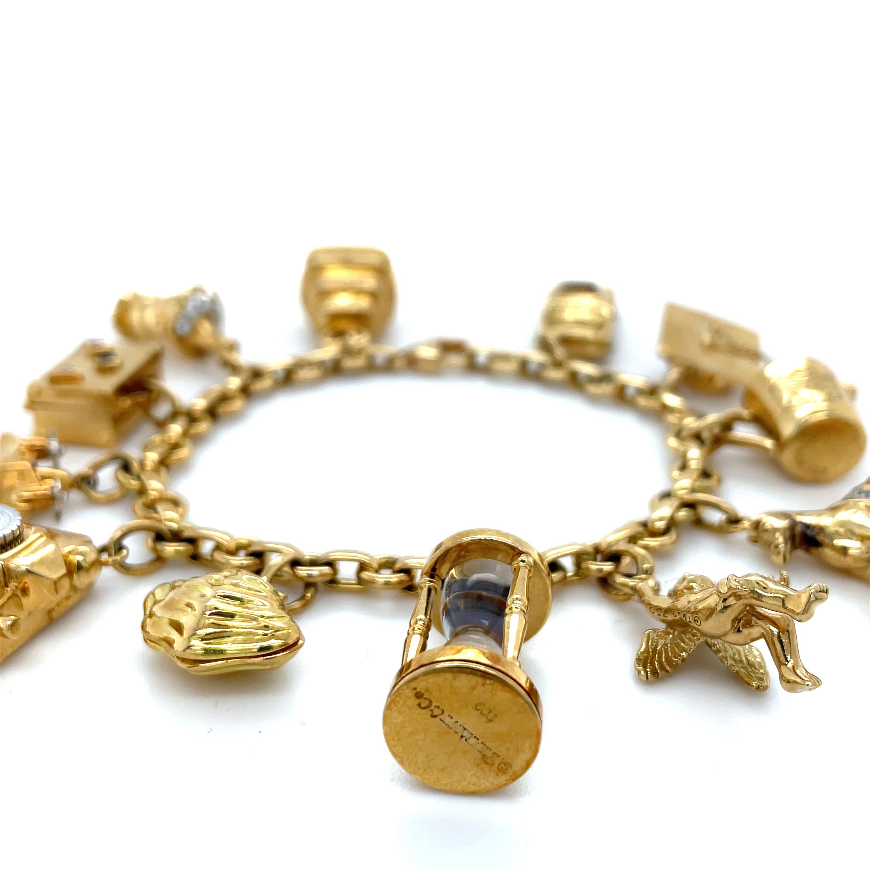 Dieses atemberaubende Armband von Tiffany & Co. besteht aus einem Gliederarmband, an dem alle einzigartigen T&Co. Charmes hängen, darunter eine Hochzeitstorte, eine diamantene Champagnerflasche, ein Edelsteinkoffer, der sich öffnen lässt, ein