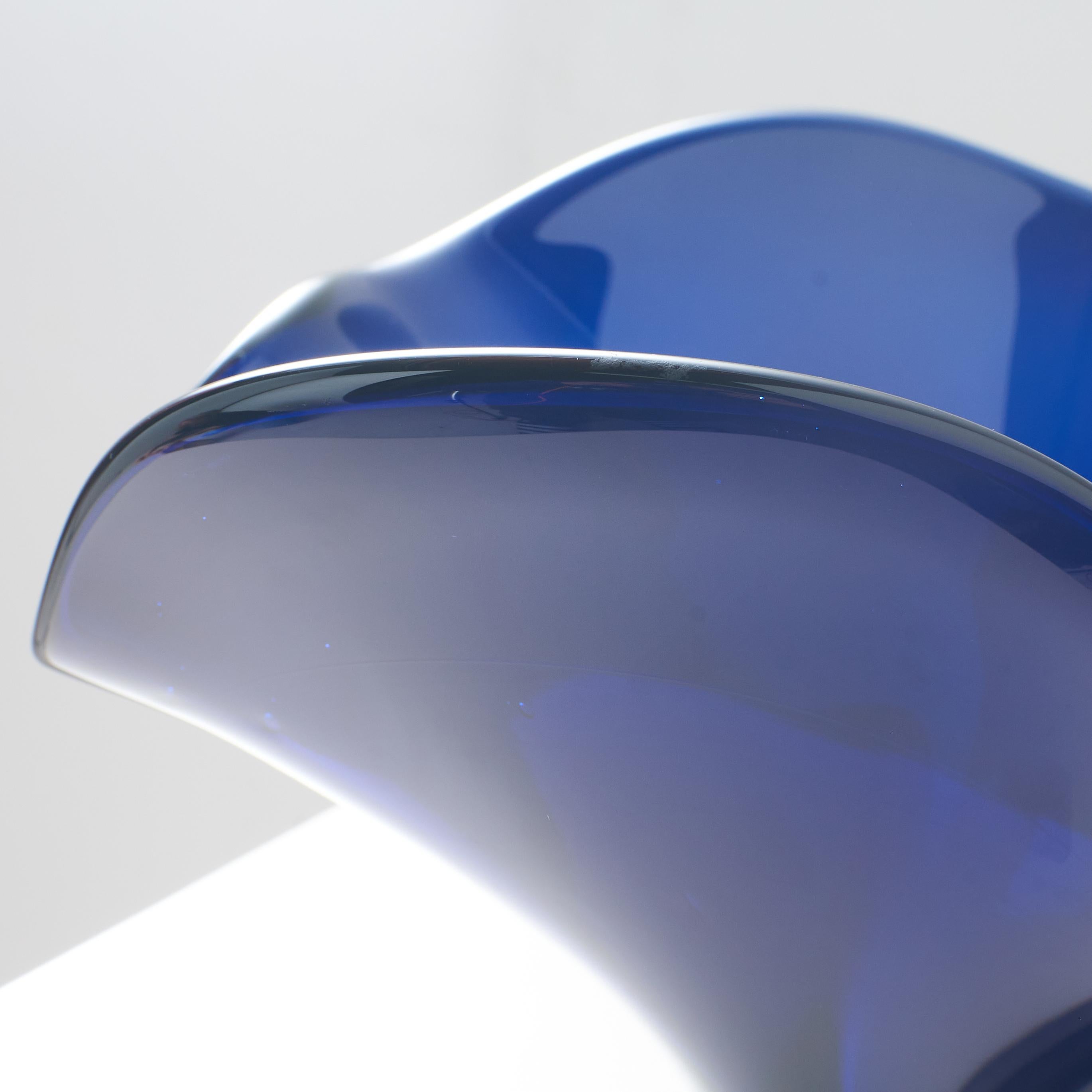Unique Tornado blue glass bowl by Allan Scharff For Sale 3