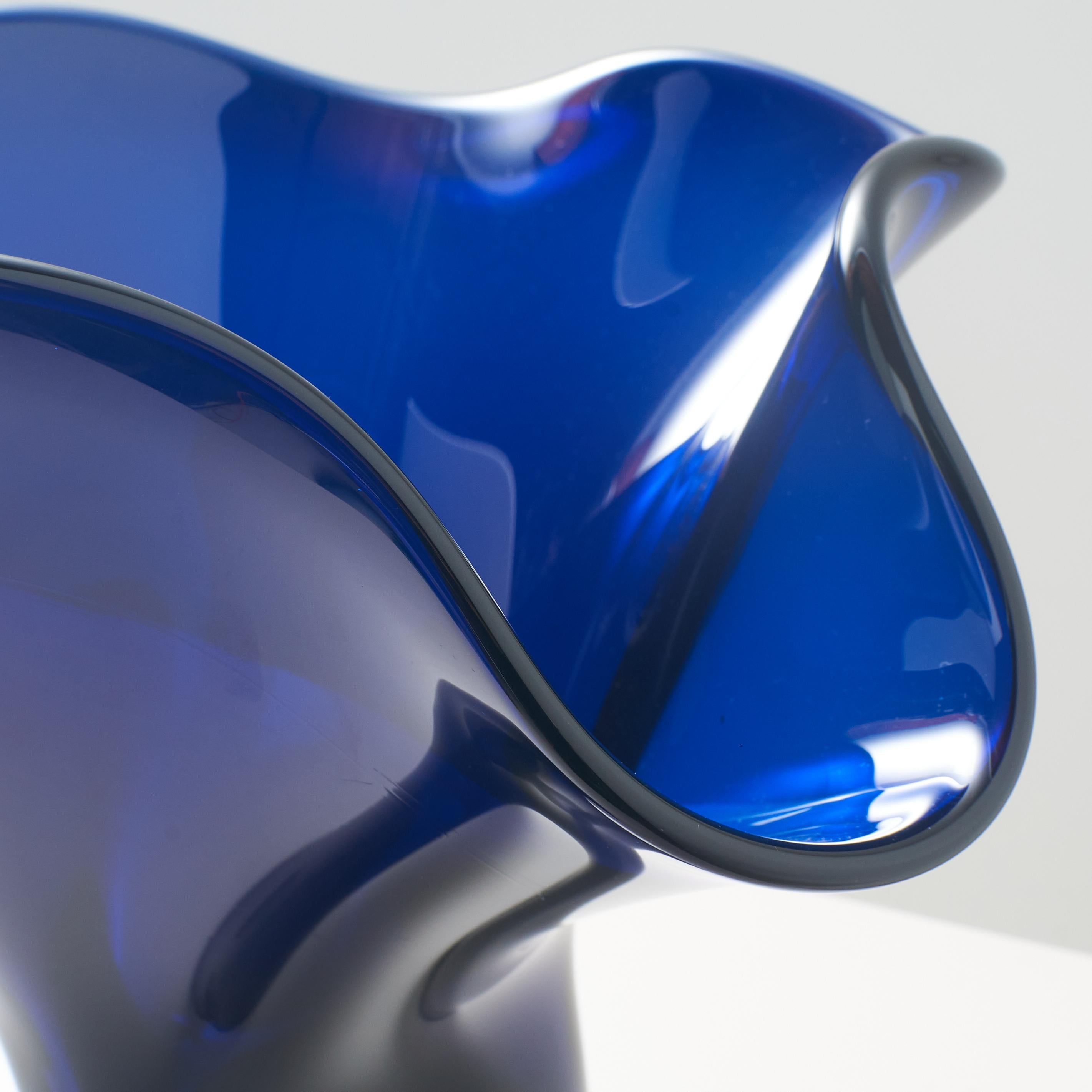 Unique Tornado blue glass bowl by Allan Scharff For Sale 4