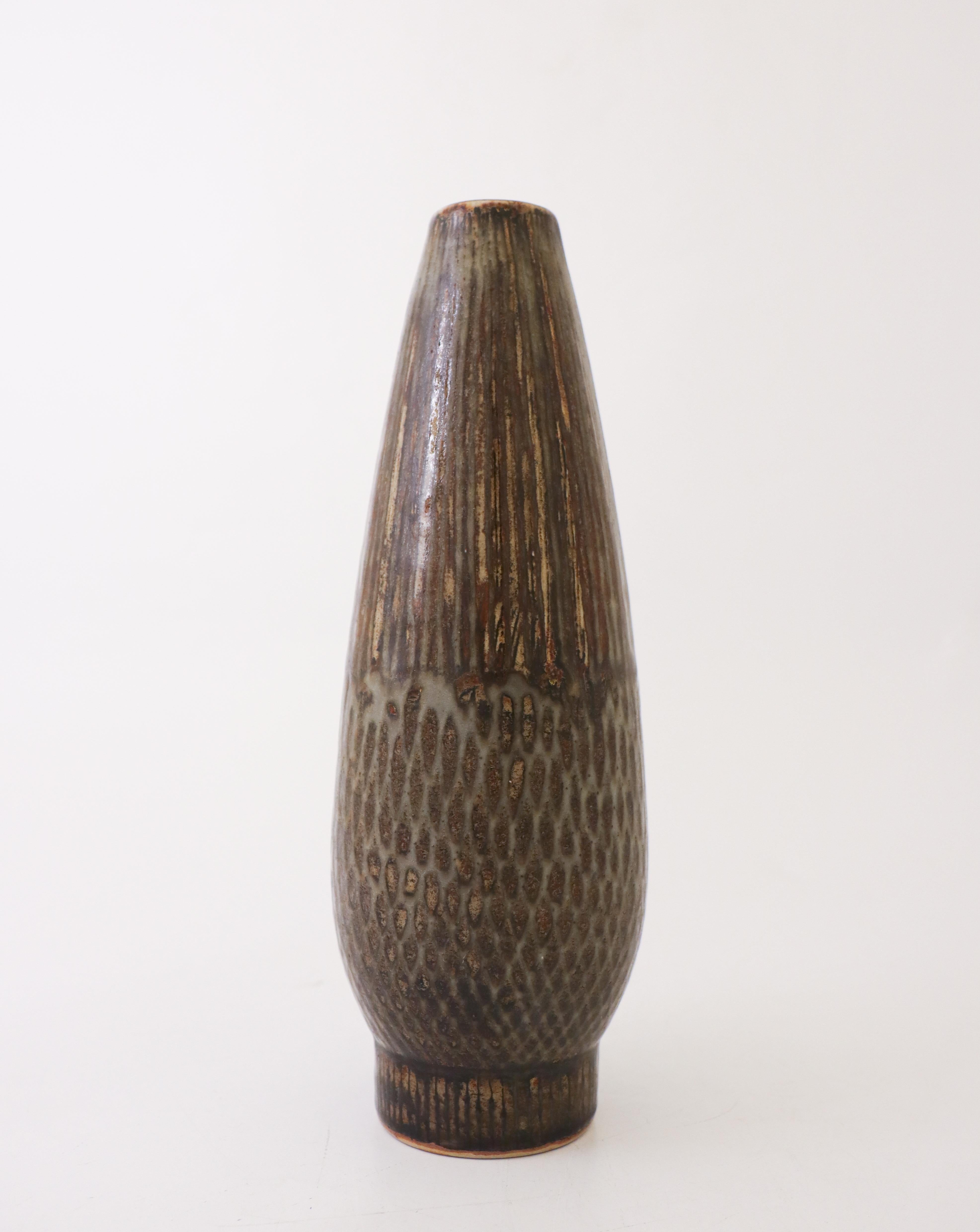 Eine schöne graue und braune Vase, entworfen von Carl-Harry Stålhane bei Rörstrand. Sie ist 27,5 cm hoch und in neuwertigem Zustand. Diese Vase stammt aus dem Jahr 1960 und ist ein Unikat. 

Carl-Harry Stålhane ist einer der führenden Namen, wenn es