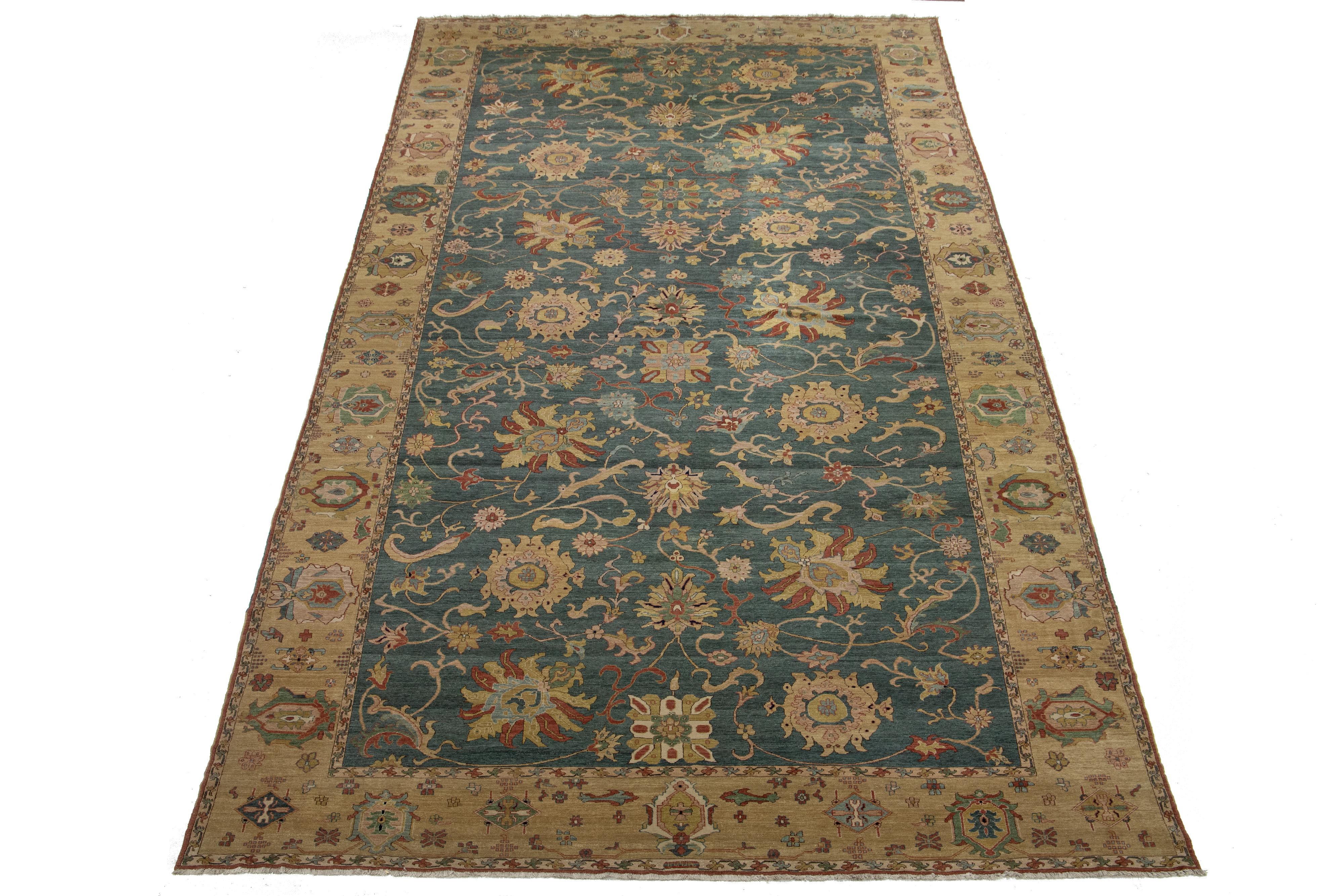 Scopri la raffinatezza senza tempo di un tappeto egiziano di transizione Sultanabad Rugs, annodato a mano e realizzato con la lana e il cotone più pregiati. Questo squisito pezzo sfoggia un design ipnotico, con accenti di rosso, verde e marrone che