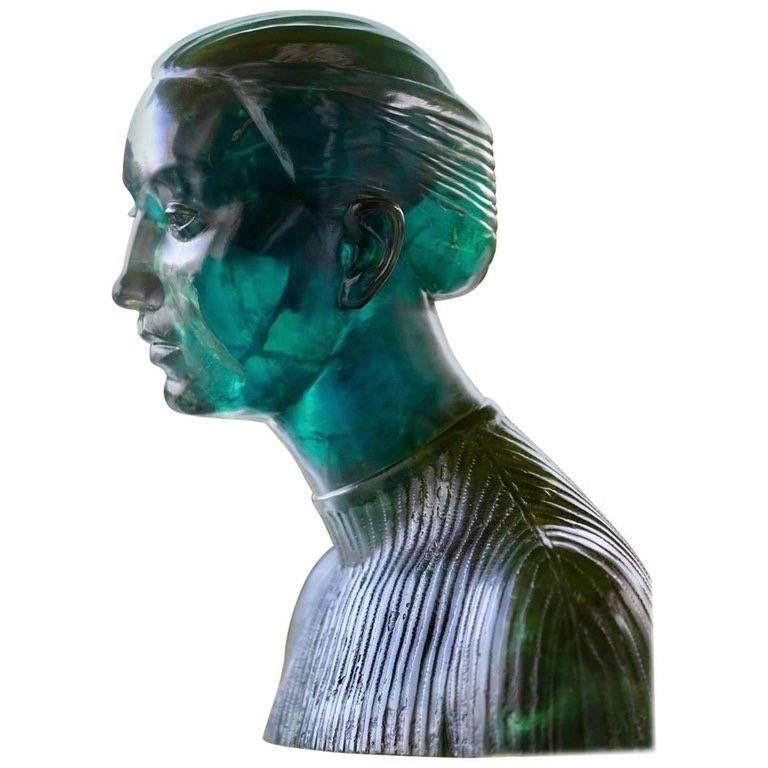 Bust from the 1970's
Unique
Resin
Magical
The green cristal color changes continuously with illumination 
White lacquered stele included with lighting inside




