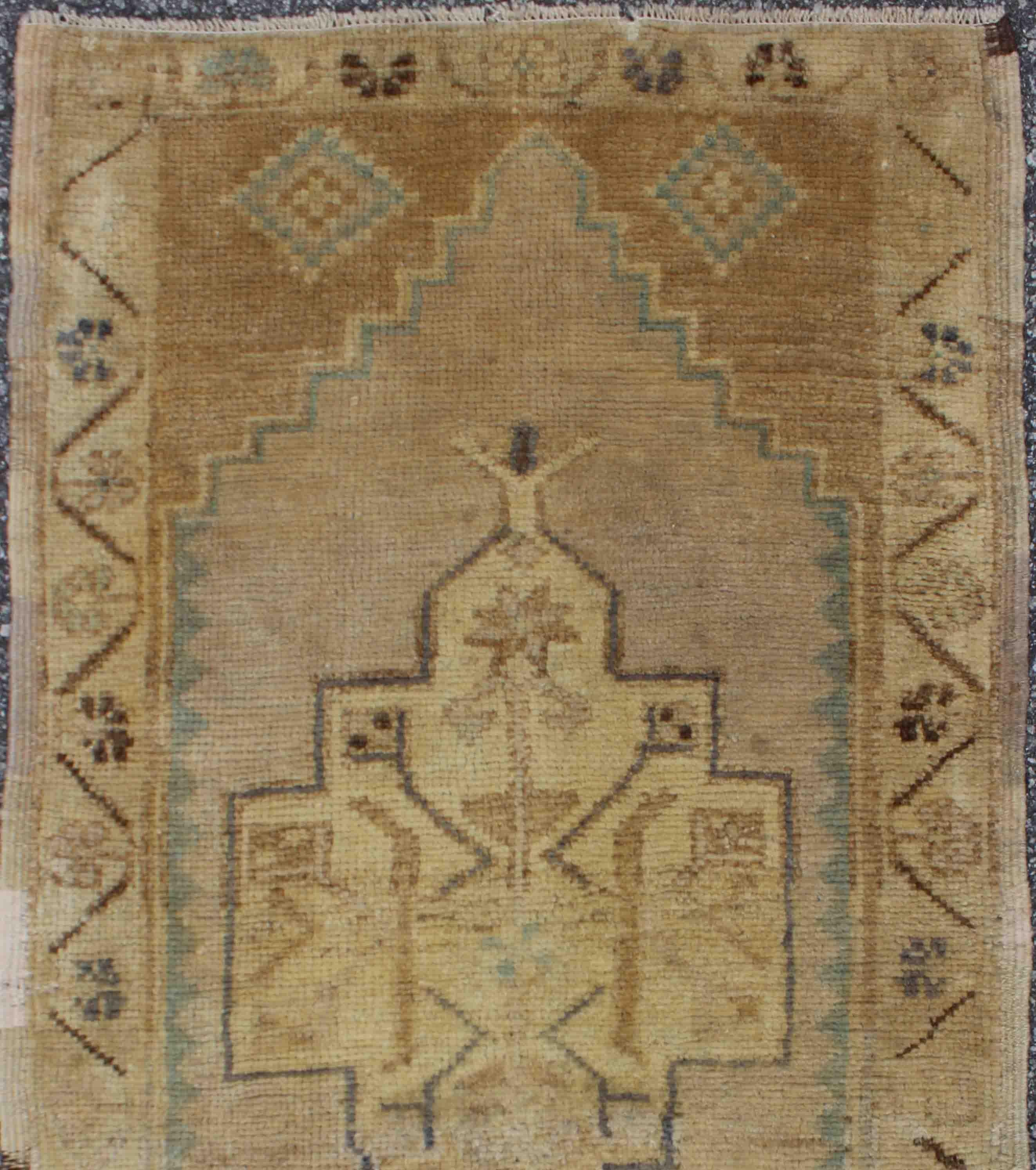 Unique tribal medallion vintage Turkish Oushak rug in shades of brown, rug en-4628, country of origin / type: Turkey / Oushak, circa 1960

This vintage Turkish Oushak rug (circa mid-20th century) features a unique blend of colors and an intricately