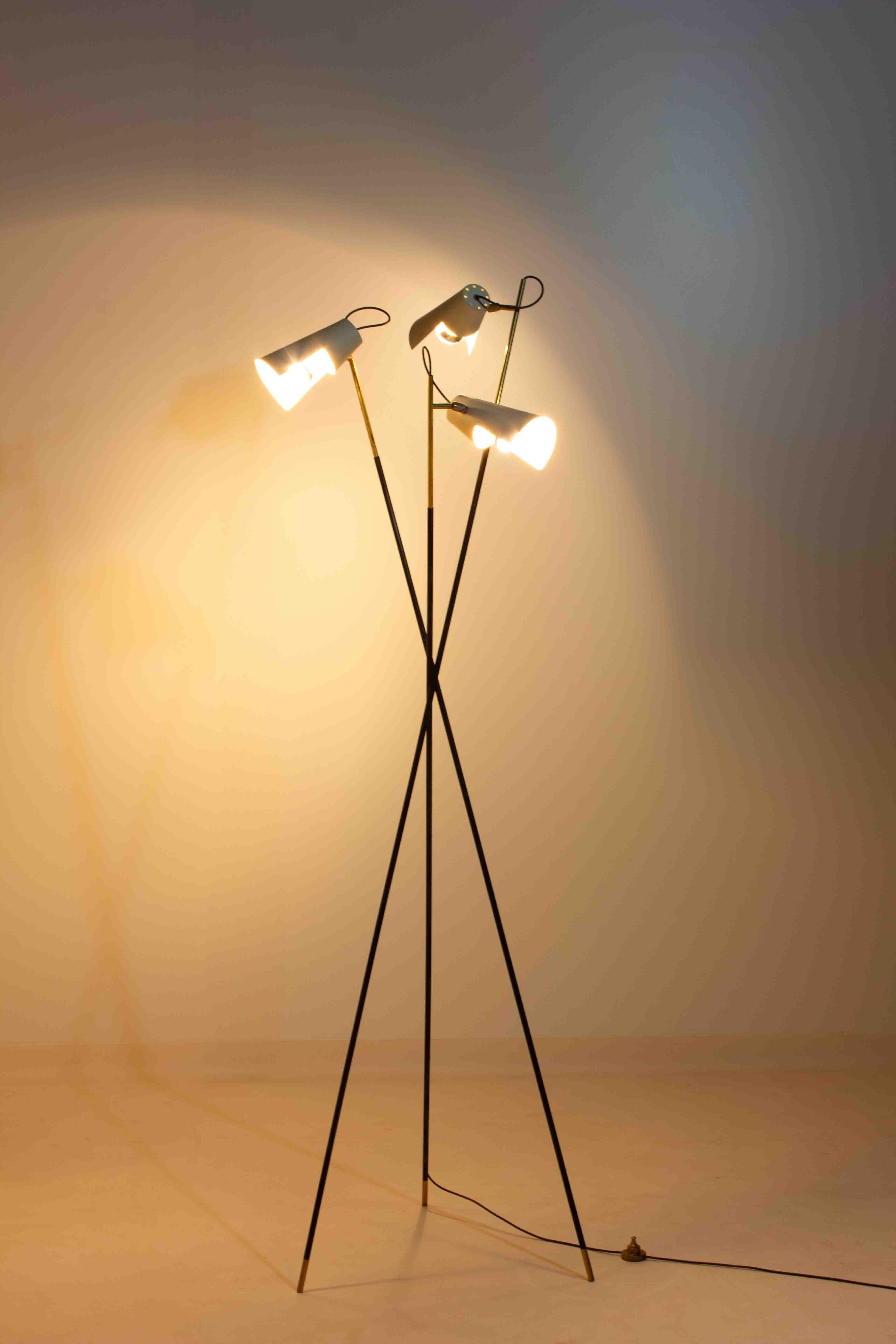 Unique tripod floor lamp by Stilnovo with white shades, Italy 1960s In Good Condition For Sale In Antwerpen, VAN