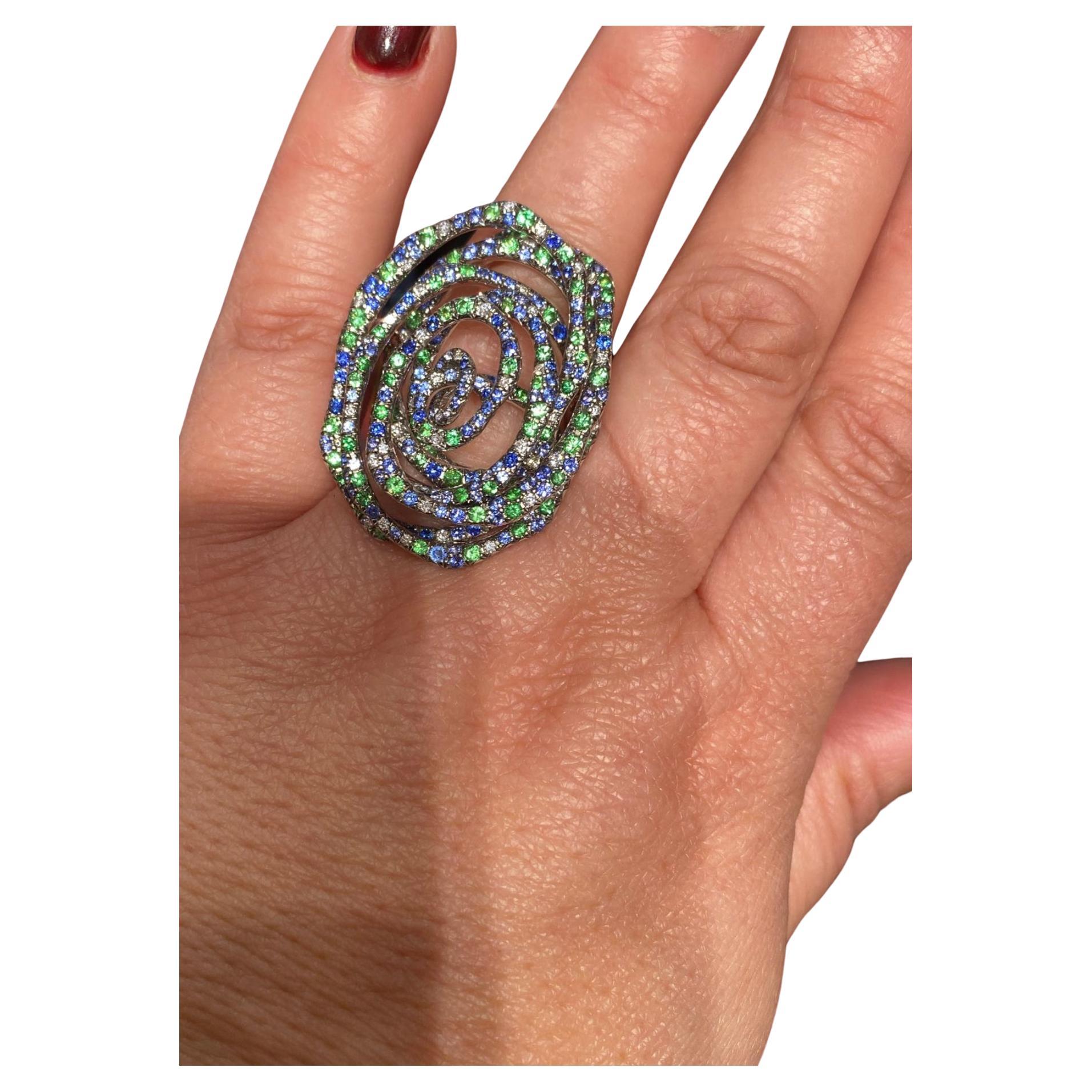 Weißgoldring aus 18 Karat Weißgold 
20,19 Gramm
US-Größe 7,2  
Dia58-RND57-0,42-3/5A 
Blauer blauer Saphir 210--RND-2,48 (5)/3A 
Tsavorit 97-RND-1,52 2/2A  


Es ist unsere Ehre, feinen Schmuck zu kreieren, und aus diesem Grund arbeiten wir nur mit