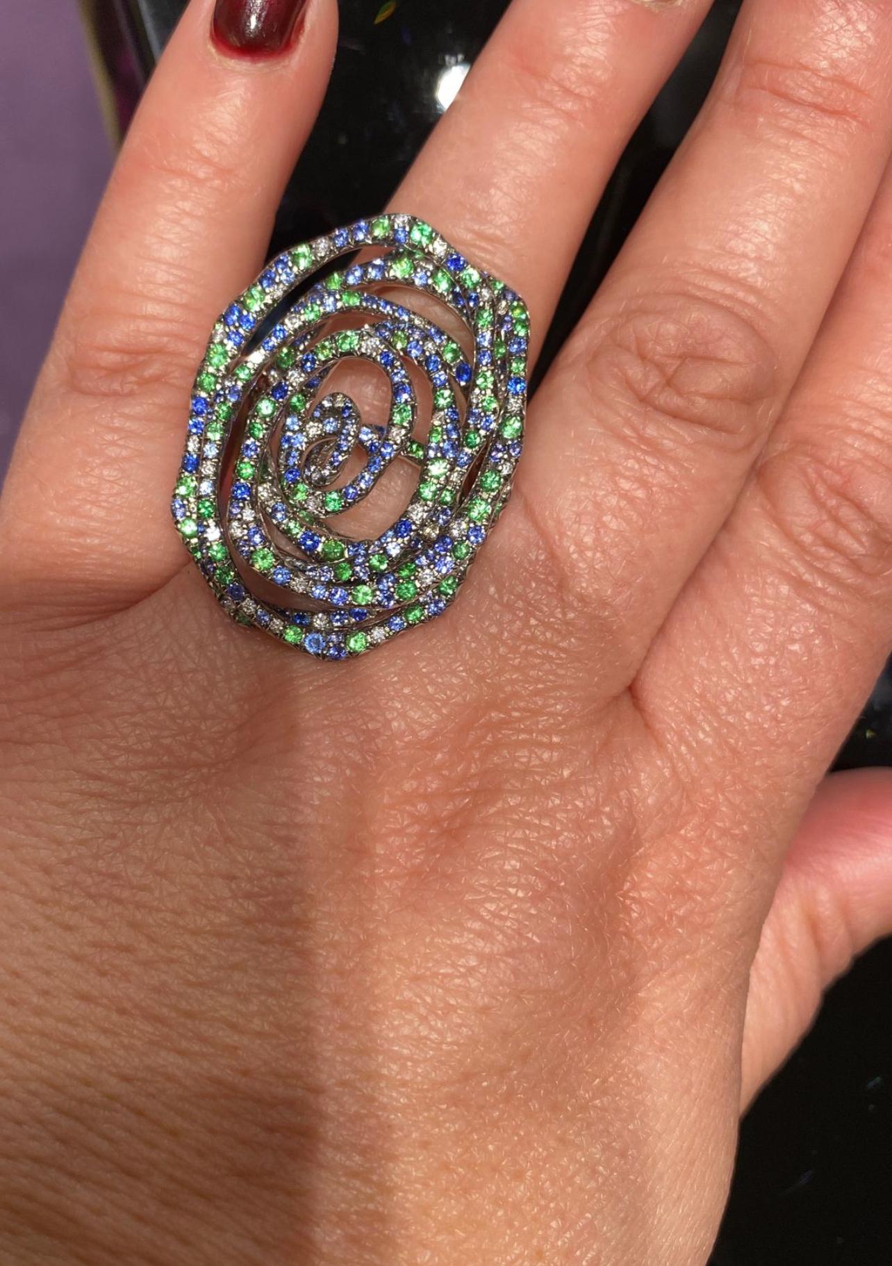 Moderne Bague unique en or blanc 18 carats avec tsavorite, saphir bleu et diamant blanc, pour elle en vente