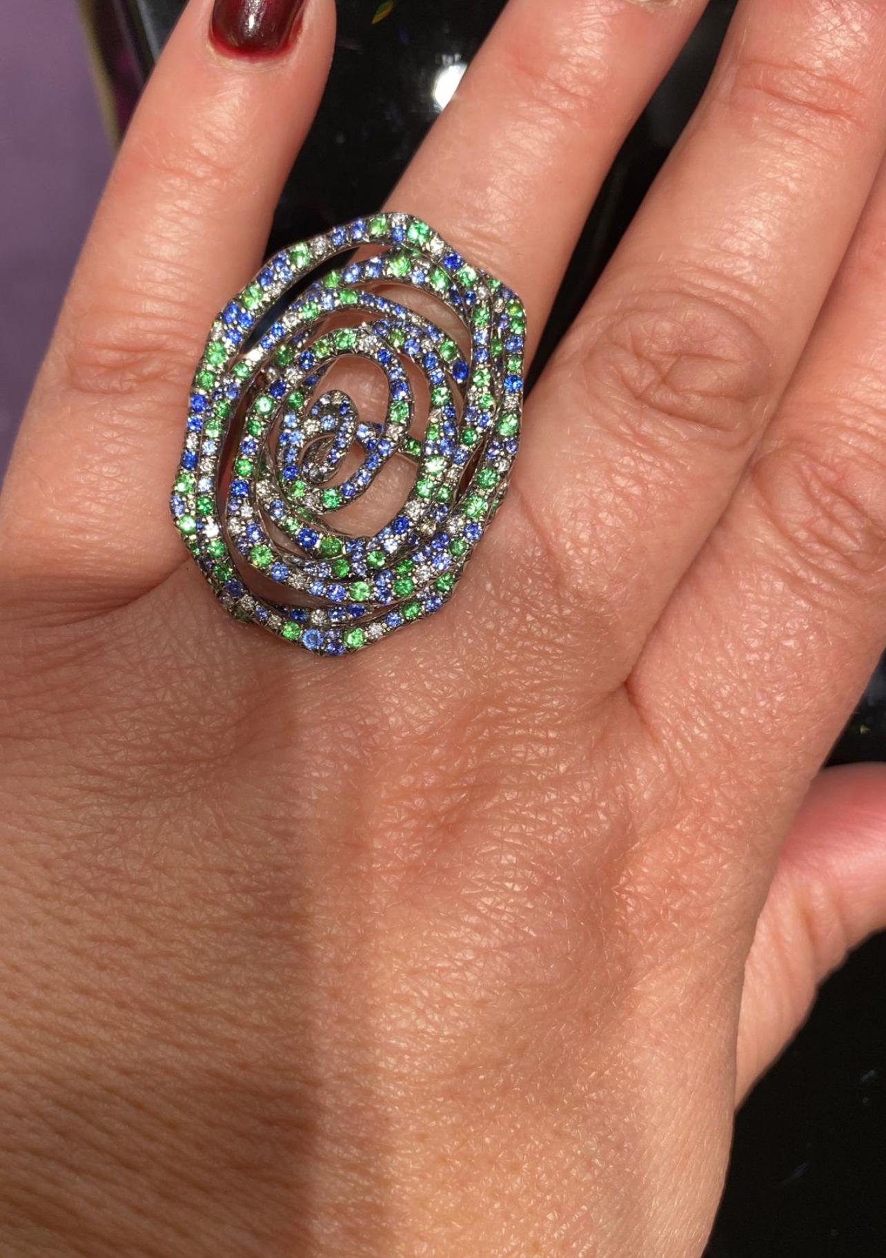 Einzigartiger 18 Karat Weißgold Ring mit Tsavorit, blauem Saphir und weißem Diamant für Sie im Zustand „Neu“ im Angebot in Genève, GE