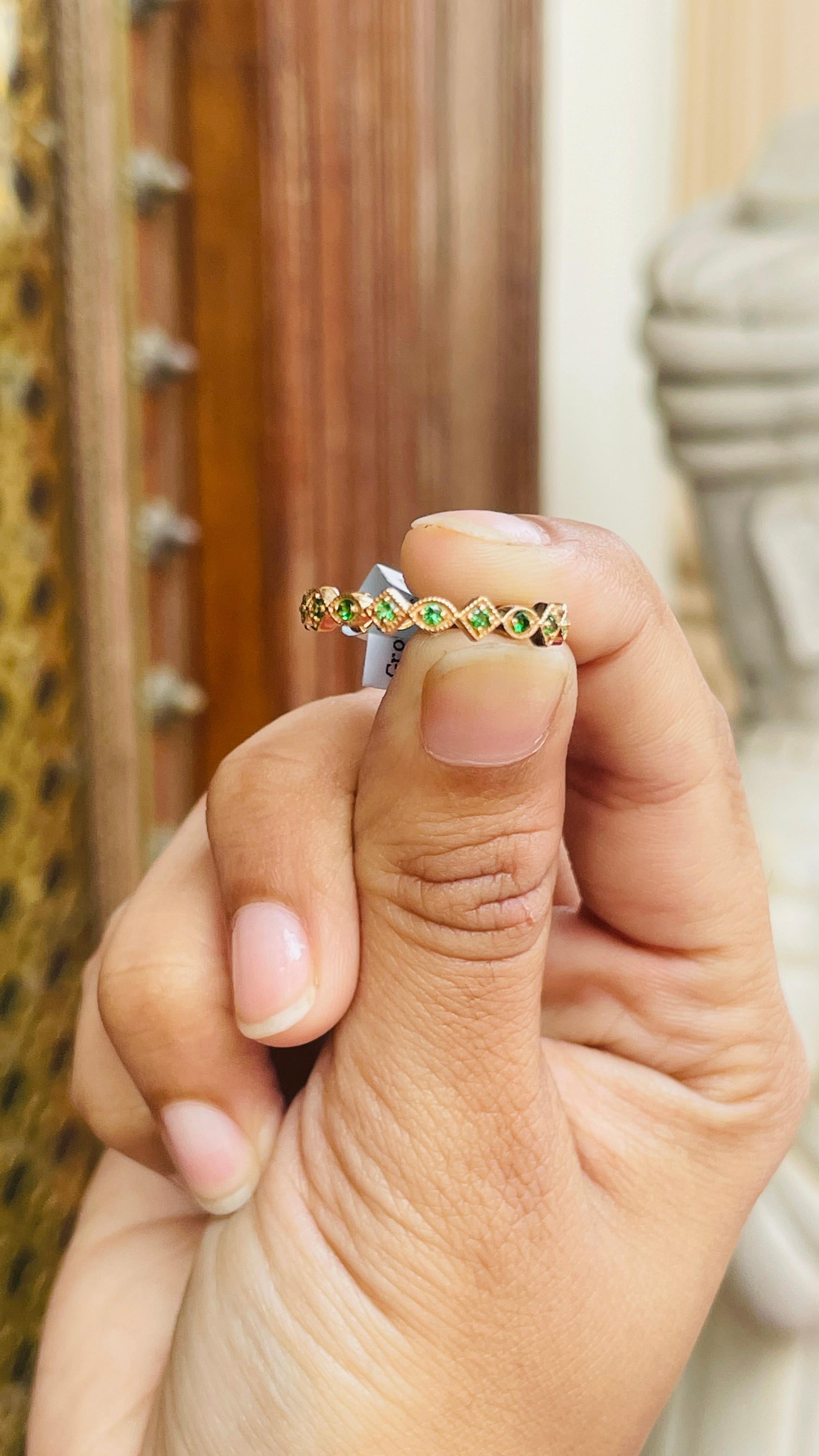 En vente :  Bague d'éternité empilable en or jaune massif 18 carats avec tsavorite unique 10