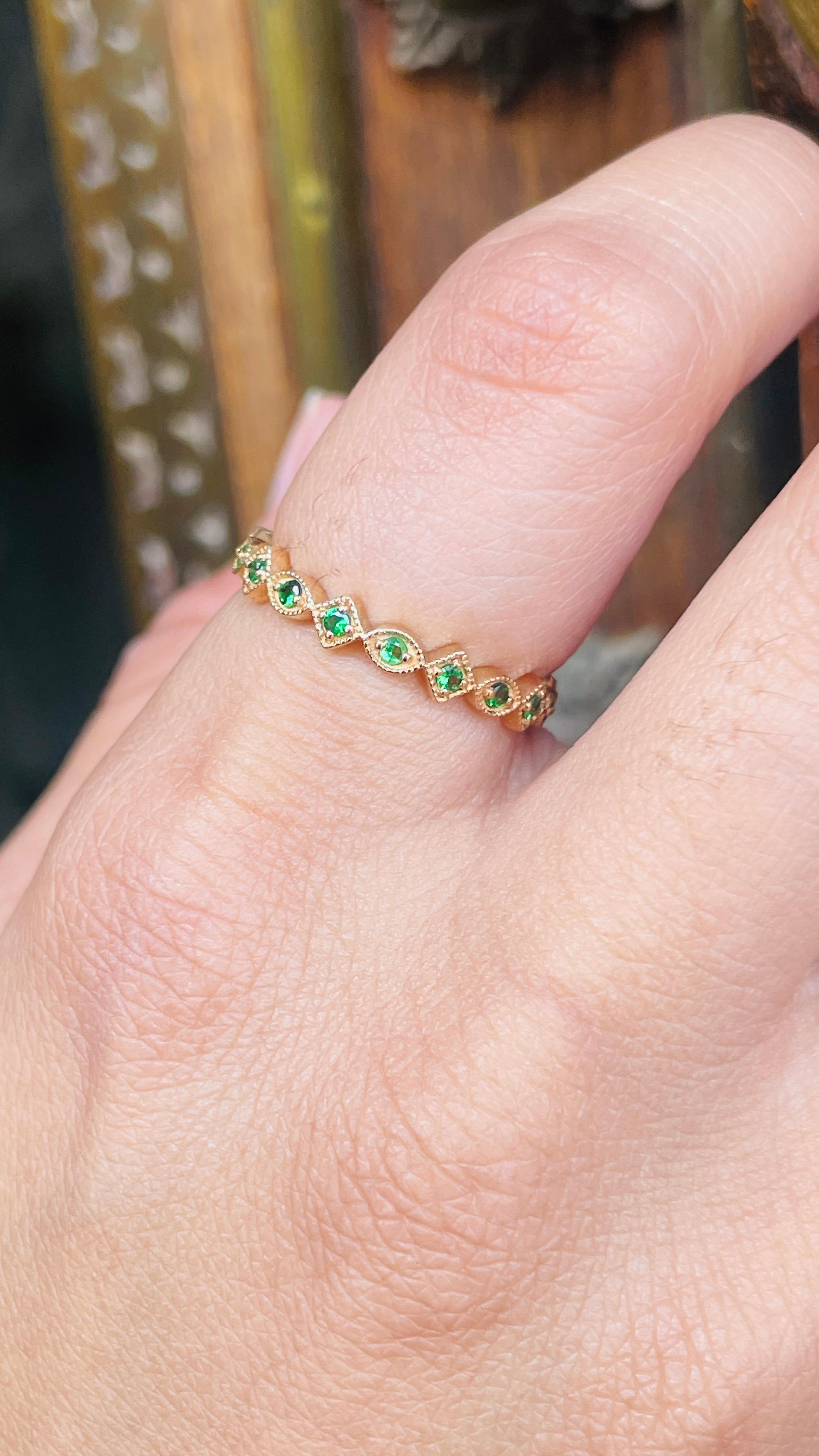 En vente :  Bague d'éternité empilable en or jaune massif 18 carats avec tsavorite unique 12