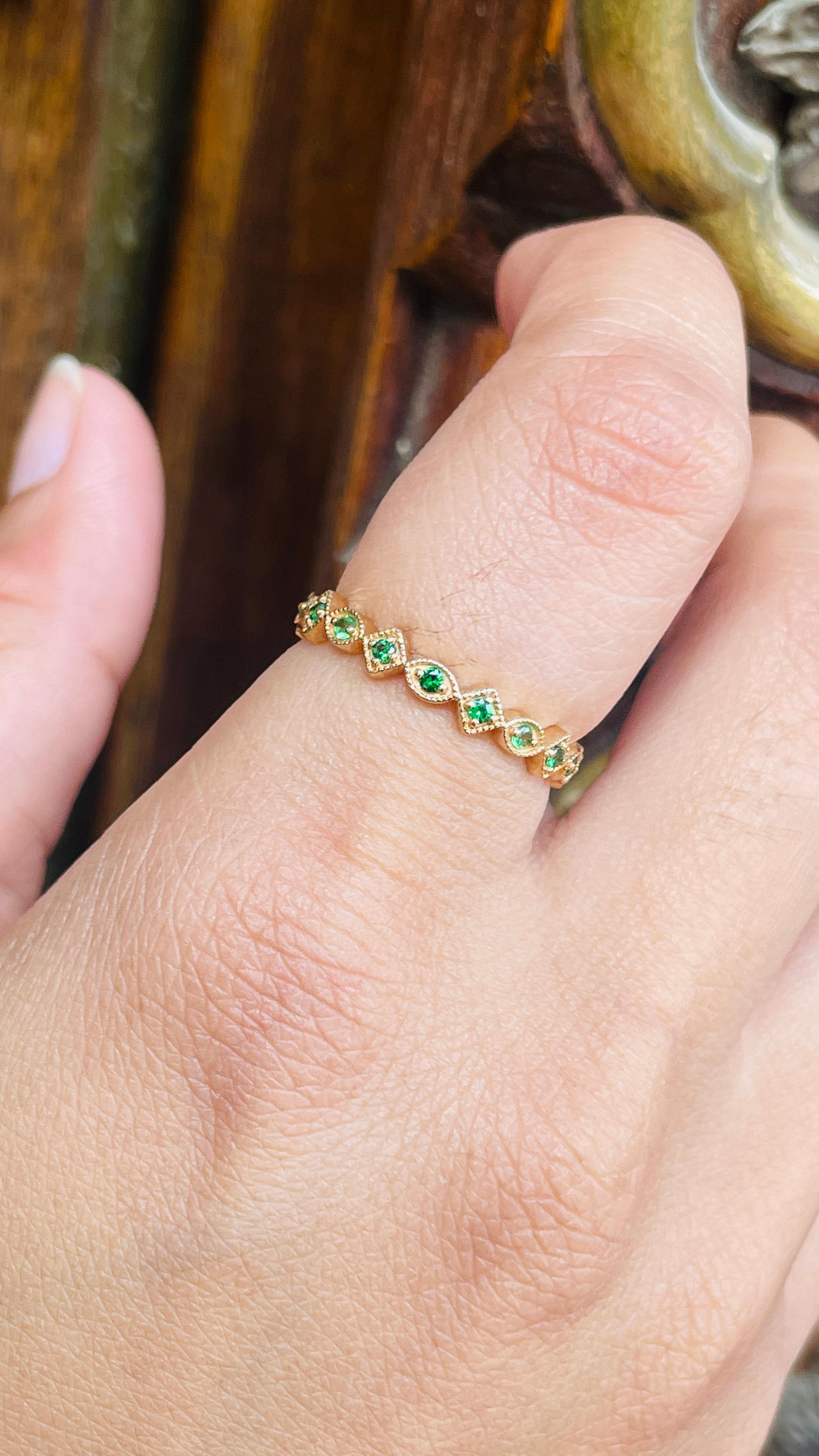 En vente :  Bague d'éternité empilable en or jaune massif 18 carats avec tsavorite unique 8
