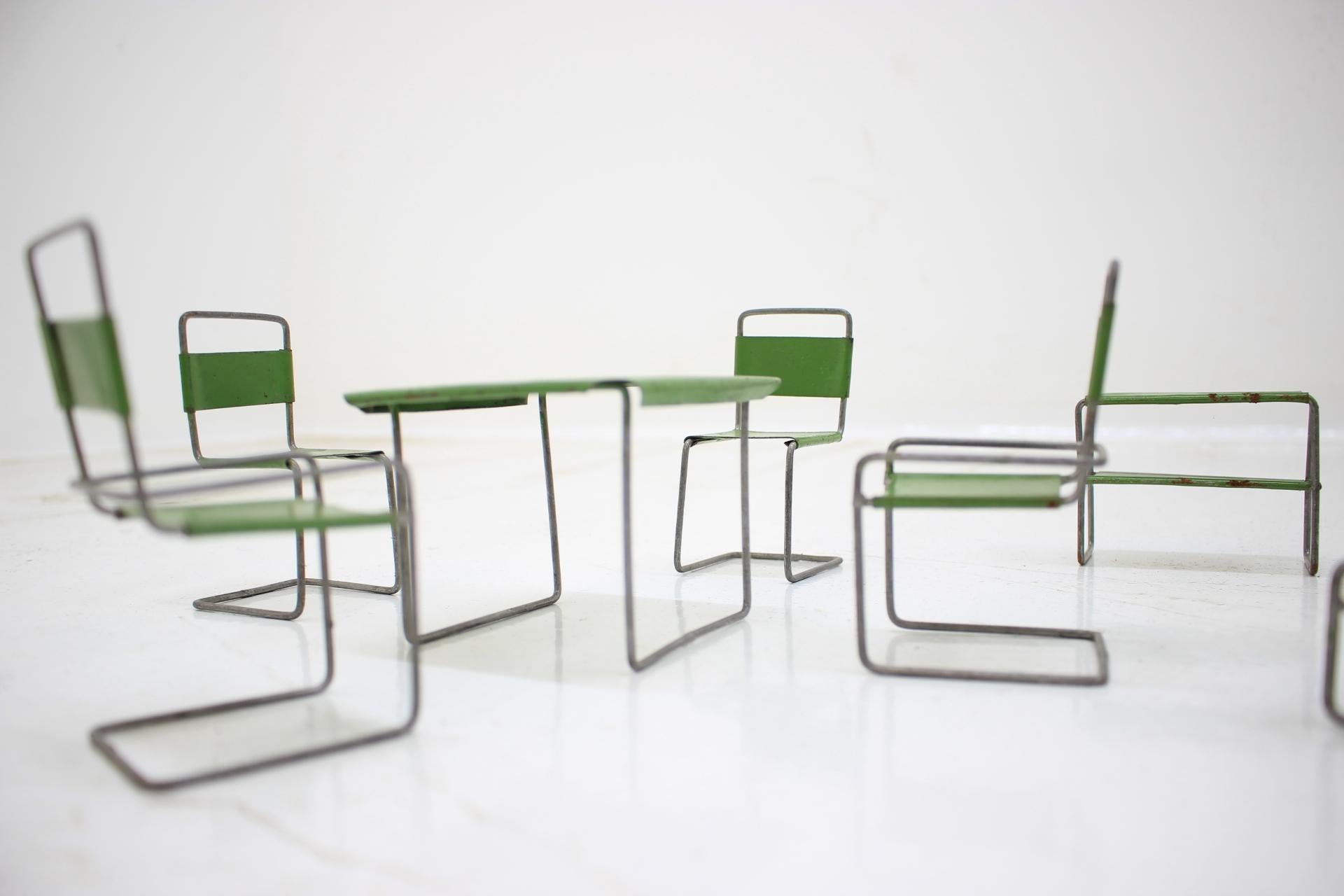 - 1930s
- Completely original condition
- Original green color
- Inspired by Marcel Breuer and Mies van der Rohe.