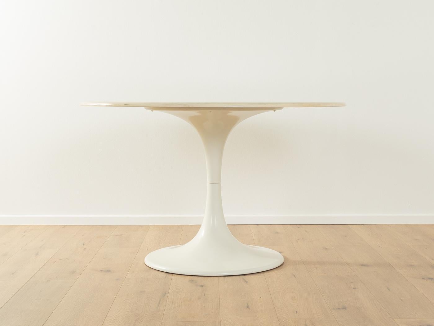 Table de salle à manger Tulip unique des années 1960. Plateau de table en marbre blanc crème avec une base en aluminium blanc.

Caractéristiques de qualité :
    Un design abouti : des proportions parfaites et un souci du détail évident.
    une