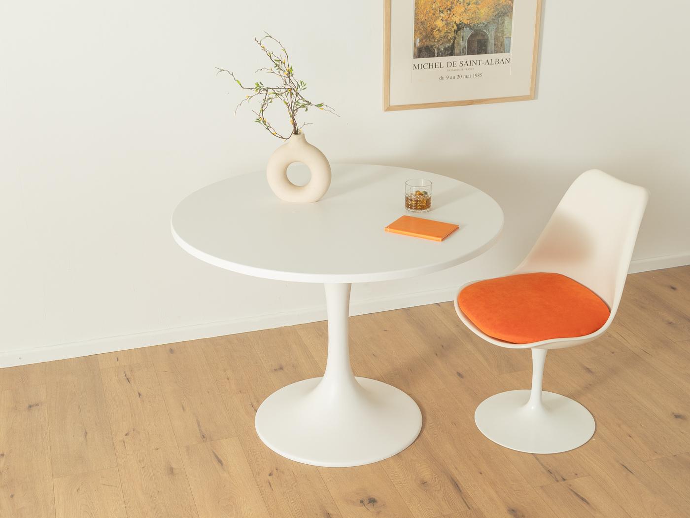 Einzigartiger Tulip-Esstisch aus den 1960er Jahren. Tischplatte aus Kunststoff und Sockel aus Aluminium in Weiß.

Qualitätsmerkmale:
vollendetes Design: perfekte Proportionen und sichtbare Liebe zum Detail
hochwertige Verarbeitung mit erstklassigen