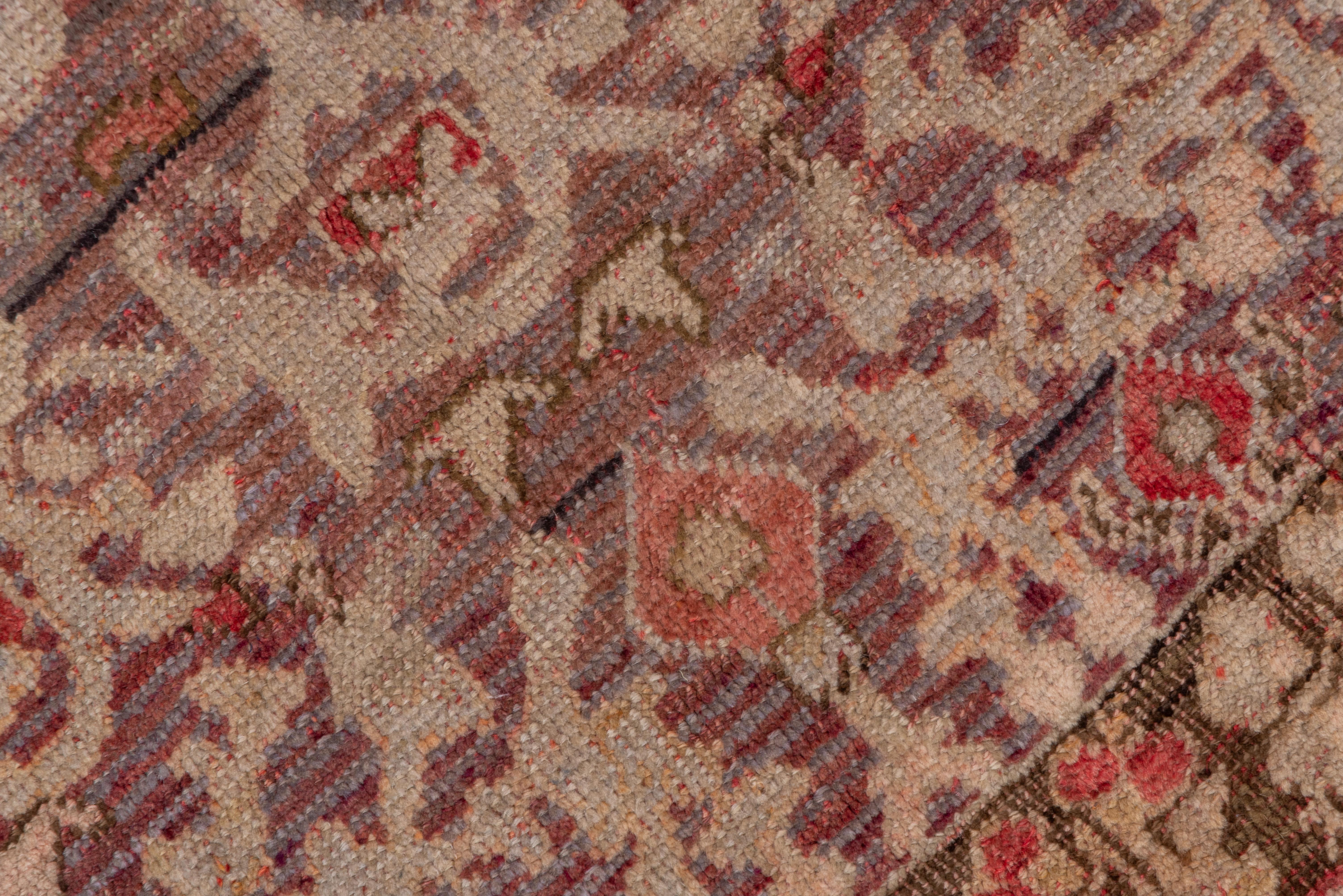 The two rust secondary borders with discrete four-flower modules strongly frame the rose field with its dense arabesque pattern. Straw main border with rosettes and lotuses in the Classic ottoman manner.