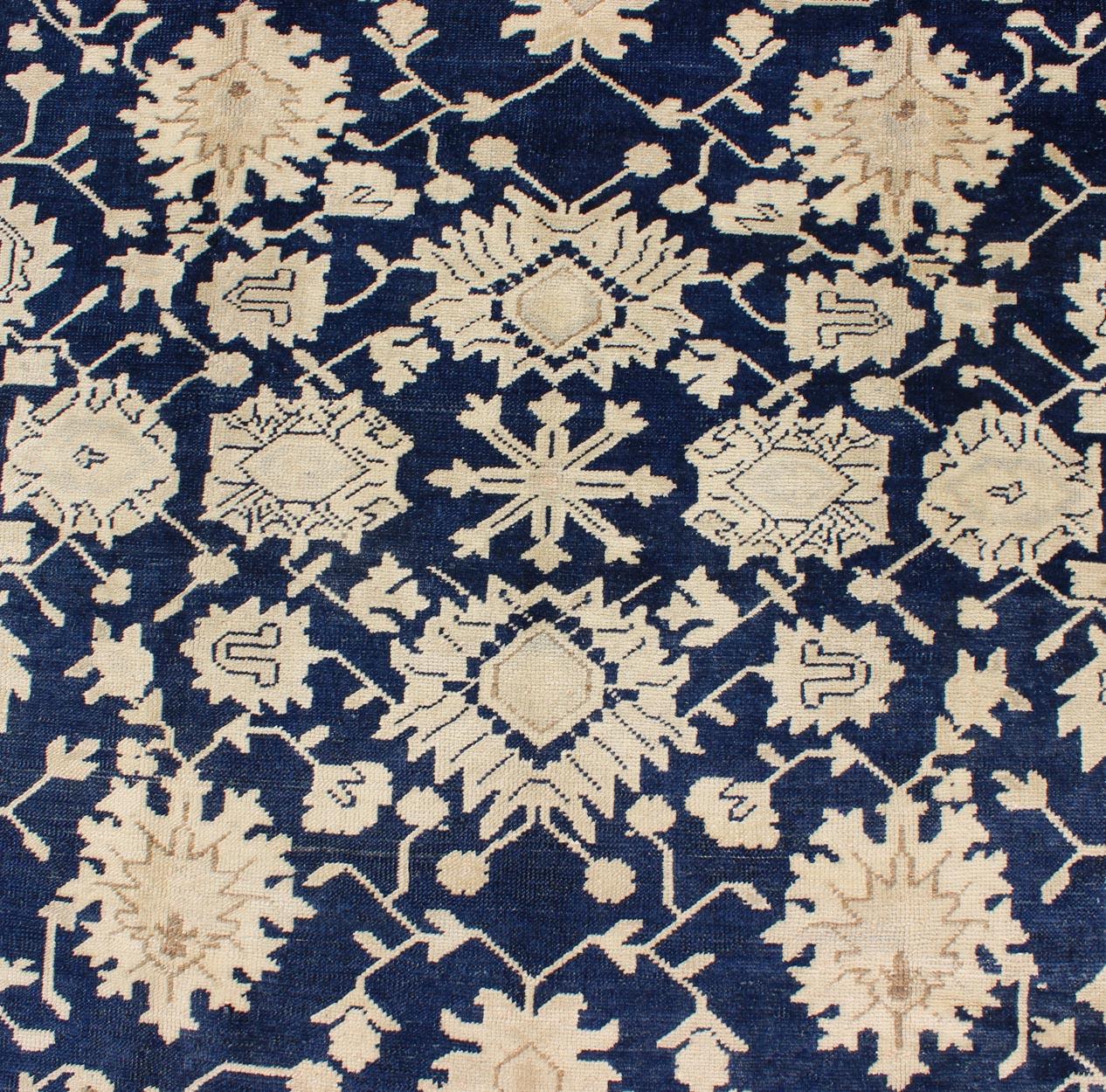 Laine Tapis turc unique d'Oushak avec motif floral en bleu foncé, crème et brun clair en vente