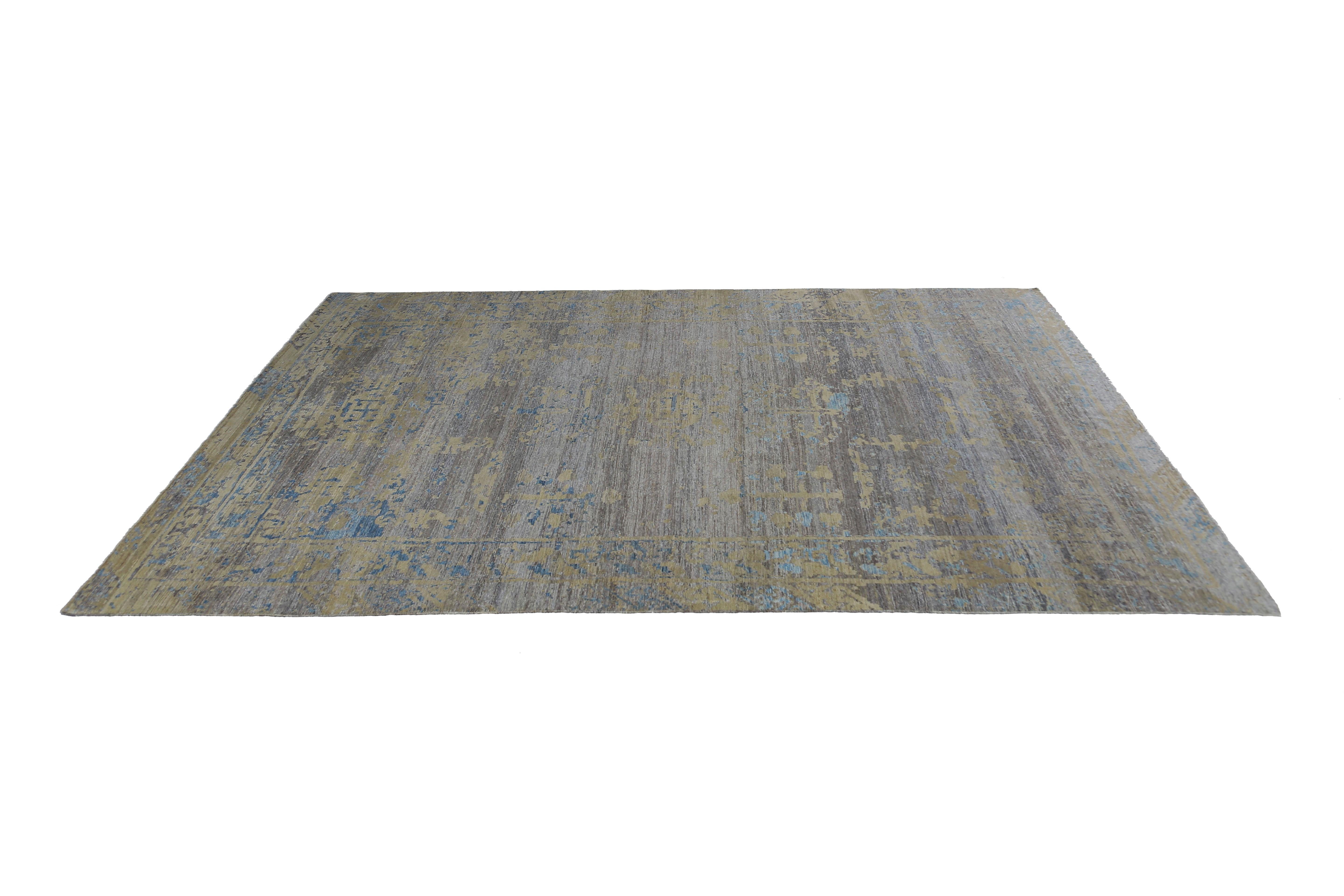 Verwandeln Sie Ihren Wohnraum mit unserem türkischen Sultanabad-Teppich in der Größe von 10'0'' x 13'10'' mit einer schönen Mischung aus blauen, gelben und grauen Farben. Dieser Teppich ist im traditionellen Stil der Region Sultanabad in der Türkei