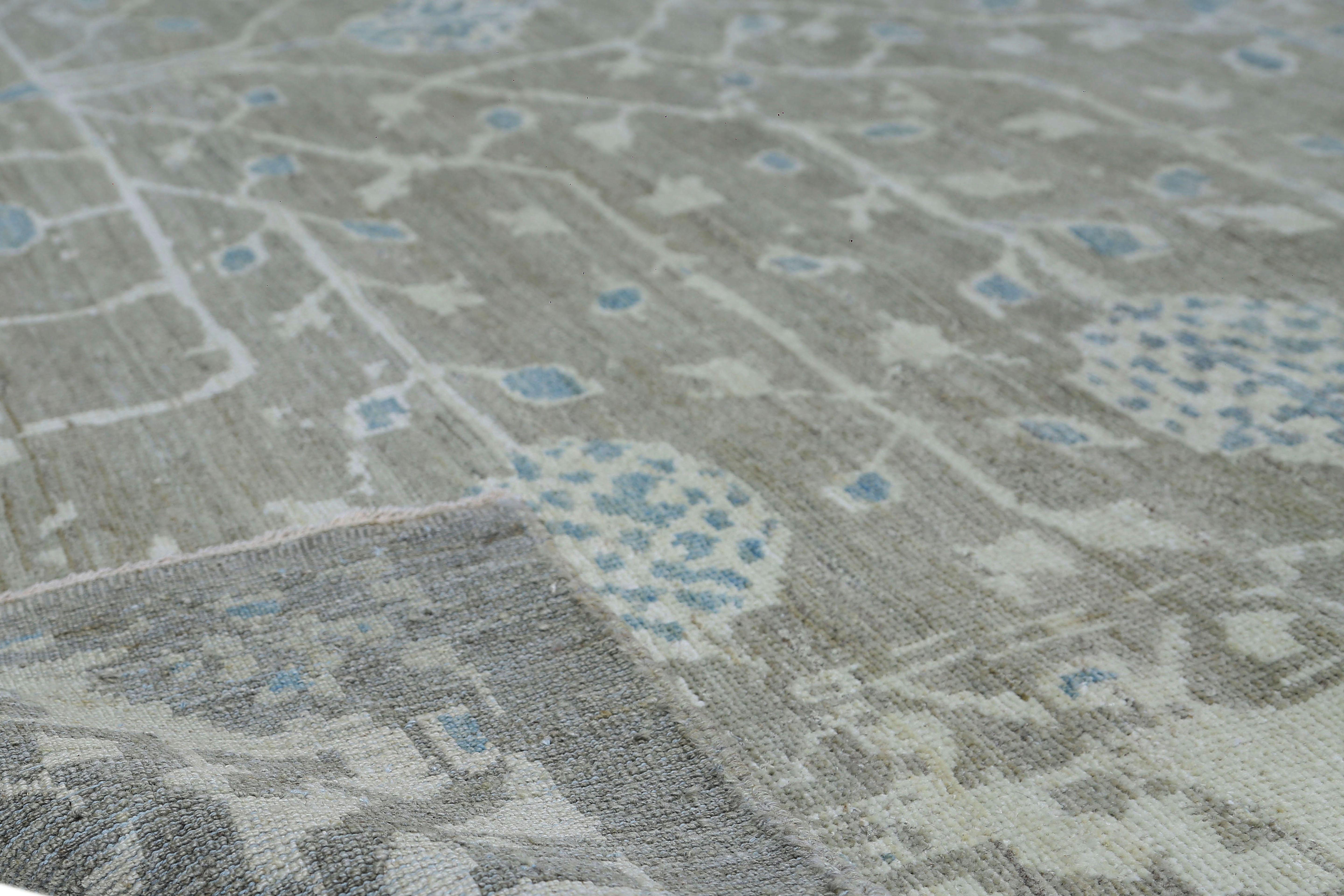 Unser türkischer Teppich in der Größe von 9'2'' x 11'10'' ist eine atemberaubende Ergänzung für jeden Raum, mit tiefblauen Farben, die ein Gefühl von Ruhe und Gelassenheit vermitteln. Der aus hochwertiger Wolle handgefertigte Teppich ist langlebig