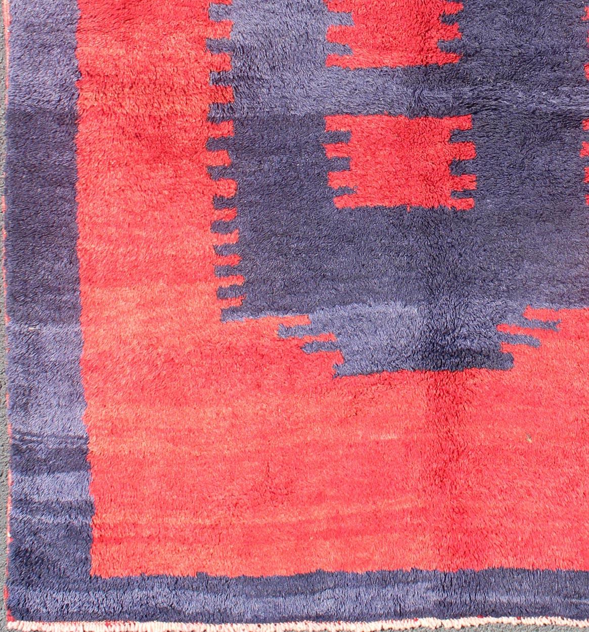   Türkischer Tulu-Teppich mit modernem, minimalistischem Design in Blau, Rot und luxuriöser Wolle.   

Maße: 4'2 x 5'5

Feine Wolle und großen Zustand türkischen Tulu Teppich mit einem modernen Design, Keivan Woven Arts / Teppich EN-3305,