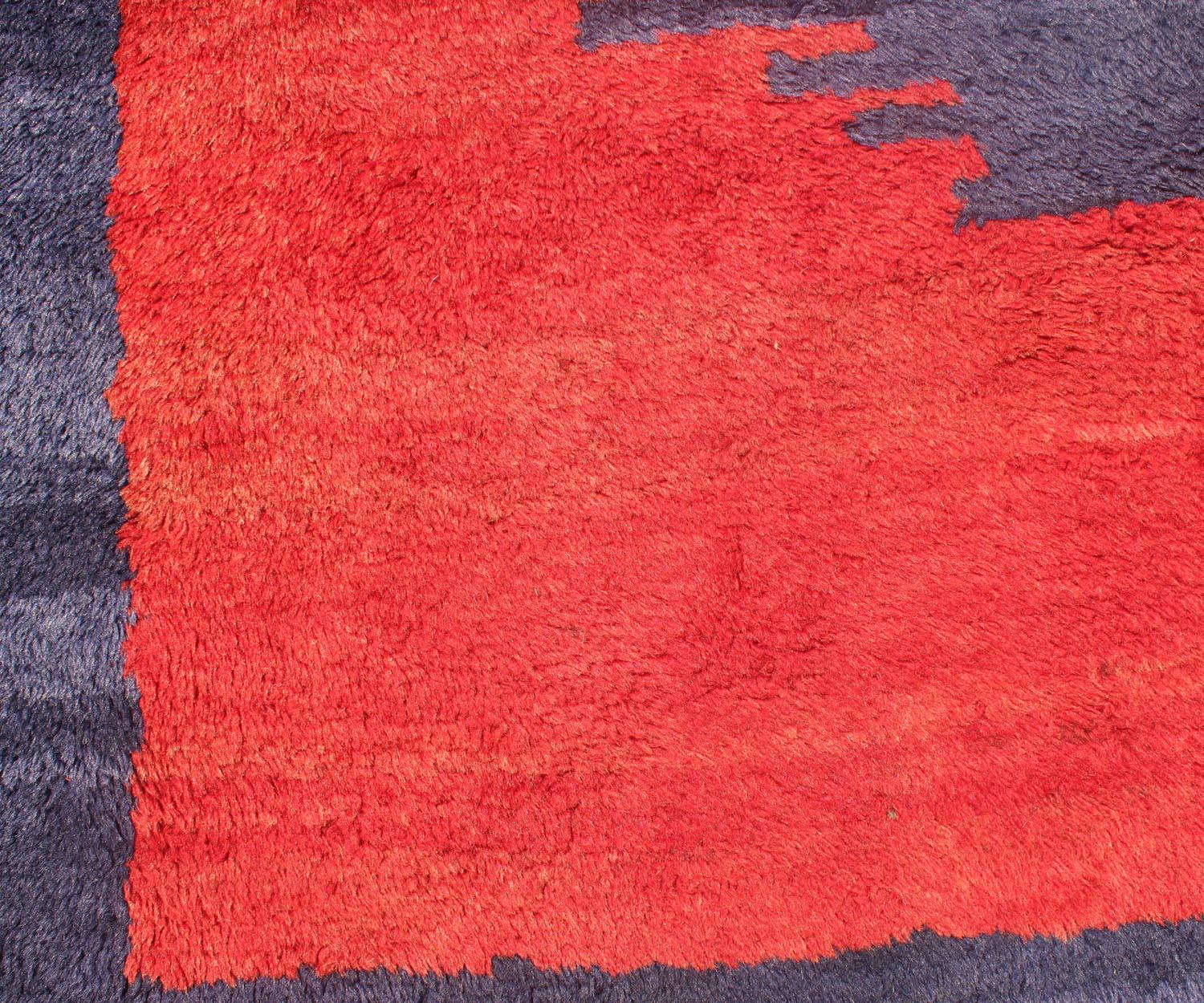  Türkischer Tulu-Teppich mit modernem, minimalistischem Design in Blau, Rot und luxuriöser Wolle im Angebot 1
