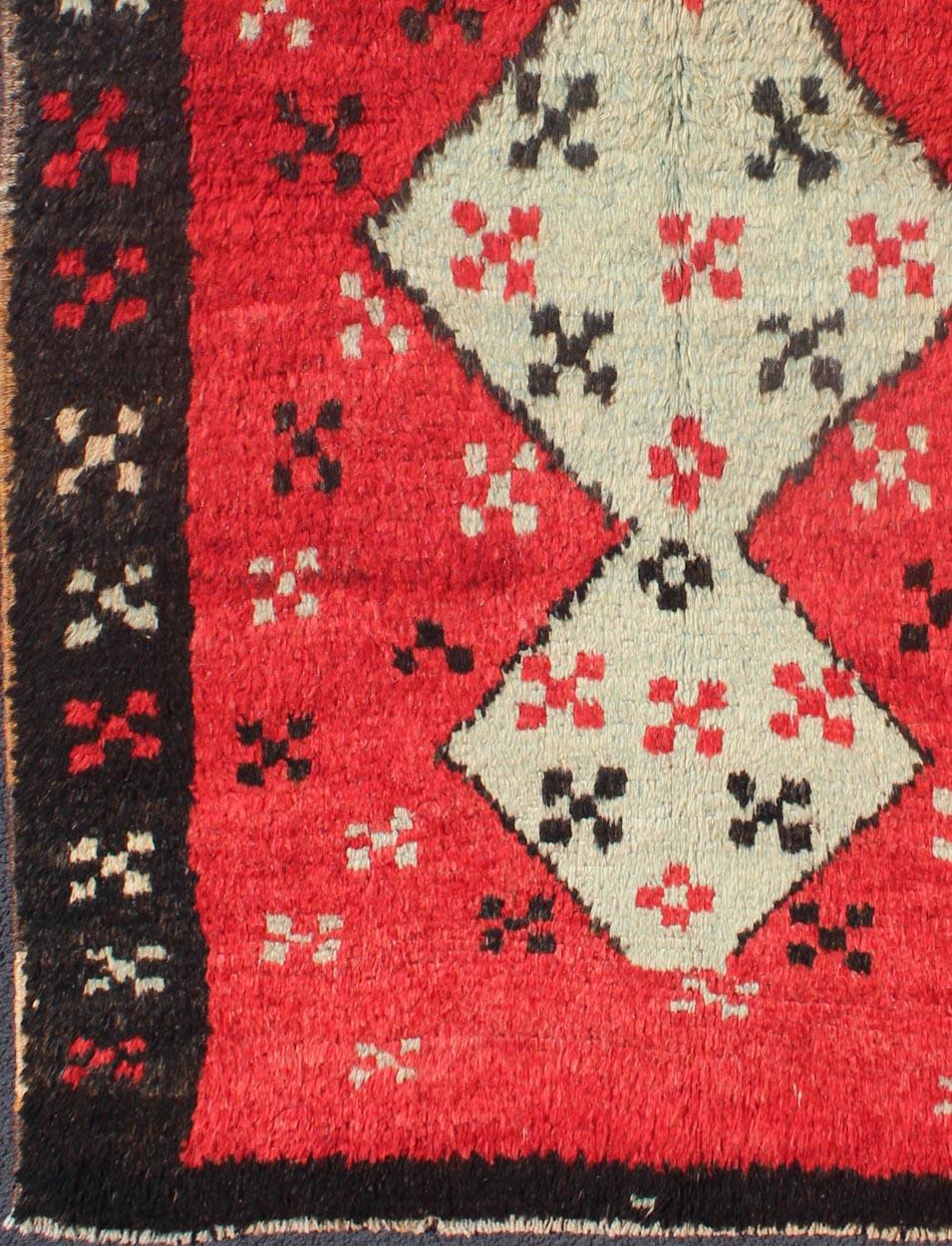 Midcentury Turkish Tulu rug with diamond design in beautiful red, Ivory, and dark brown/ black color border, rug EN-304, country of origin / type: Turkey / Tulu, circa 1940.

This midcentury Tulu carpet contains diamond shapes laid across a