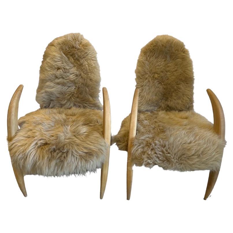 italien Chaises uniques de style Tusk avec nouveau rembourrage en peau de mouton et tissu en vente