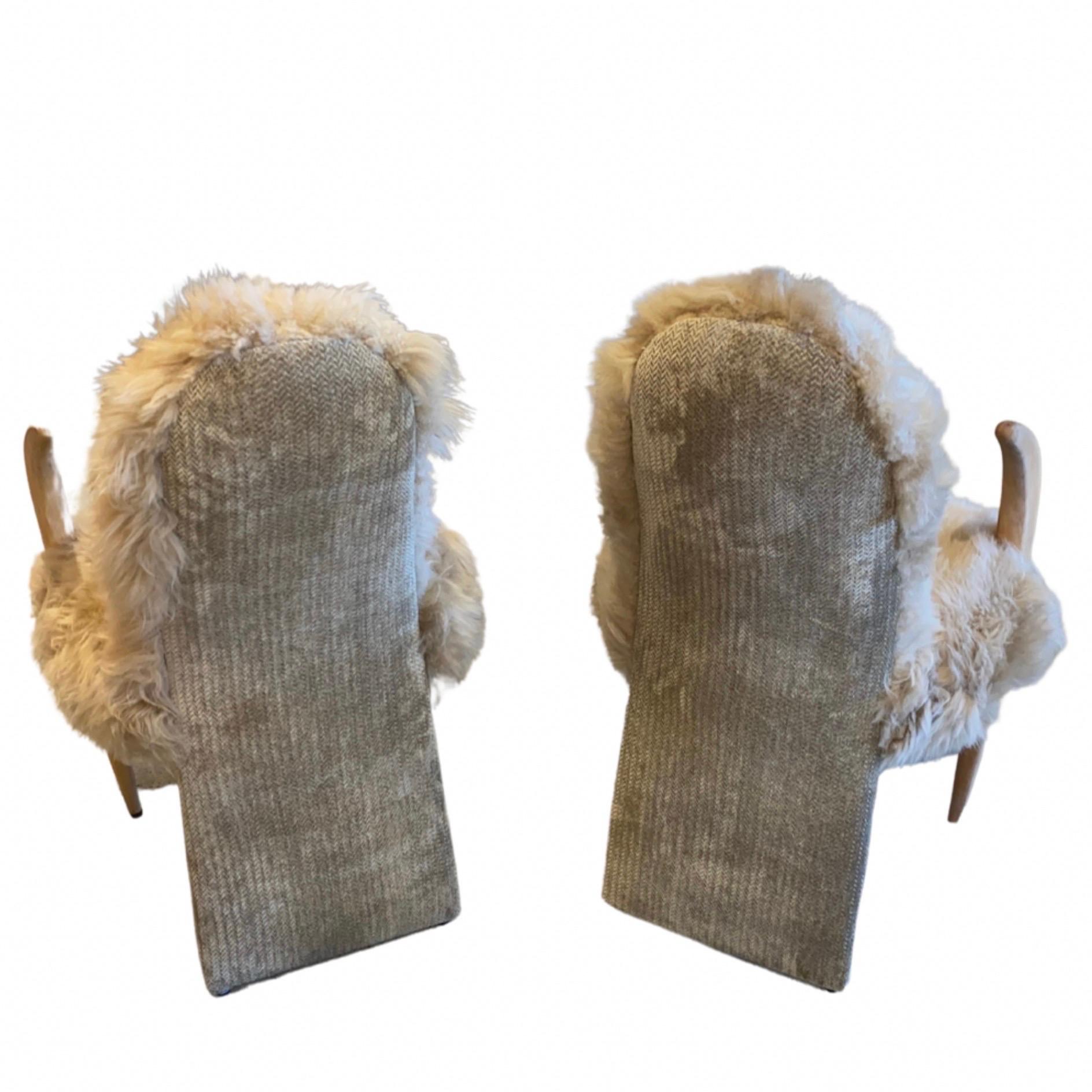 Sculpté Chaises uniques de style Tusk avec nouveau rembourrage en peau de mouton et tissu en vente