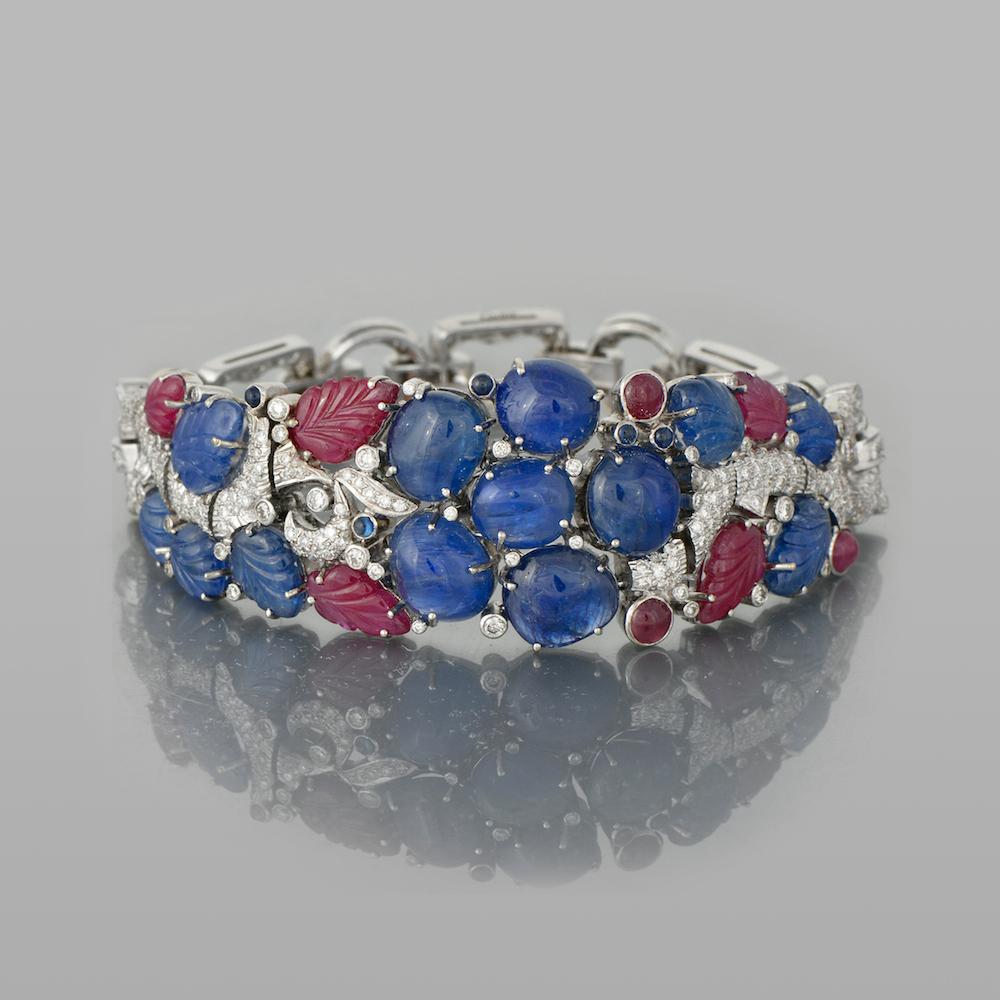or blanc 18 k
Diamants : 6 ct
Saphir : 22 ct
Rubis : 9 ct
Fabriqué en France
Signé par Cartier, sans certificat
Poids : 51 gr.
Taille : 18,5 cm