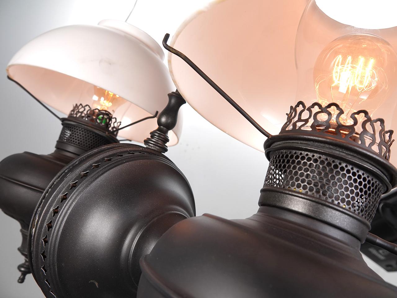 Non si vedono quasi mai queste lampade a olio doppie compatte a sospensione. Credo che risalga alla metà del 1800. Il corpo e i serbatoi sono tutti in ottone. La coppia di paralumi da 10 pollici è originale e in vetro al latte. La lampada non è