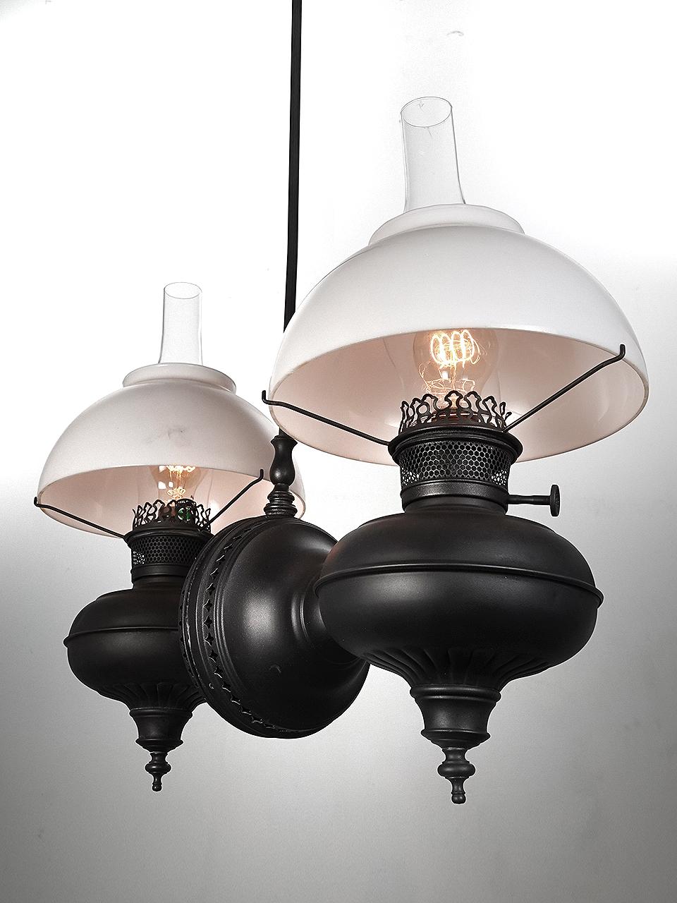 Vittoriano Lampadario a due lampade a olio unico nel suo genere - appena elettrificato in vendita