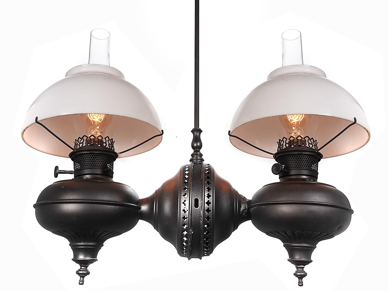 Americano Lampadario a due lampade a olio unico nel suo genere - appena elettrificato in vendita