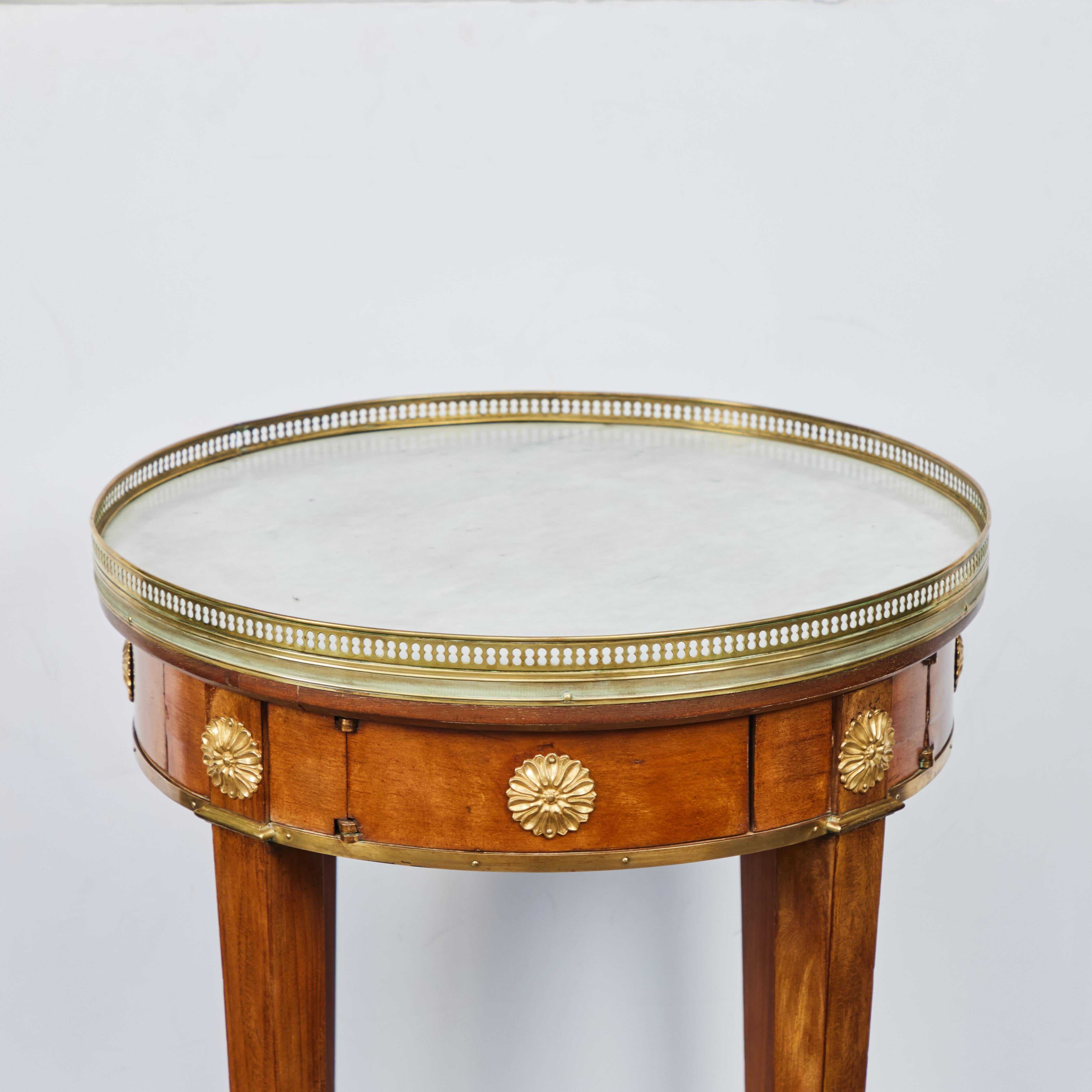 Einzigartiger Gueridon-Tisch mit gedrehter Platte (Louis XVI.) im Angebot