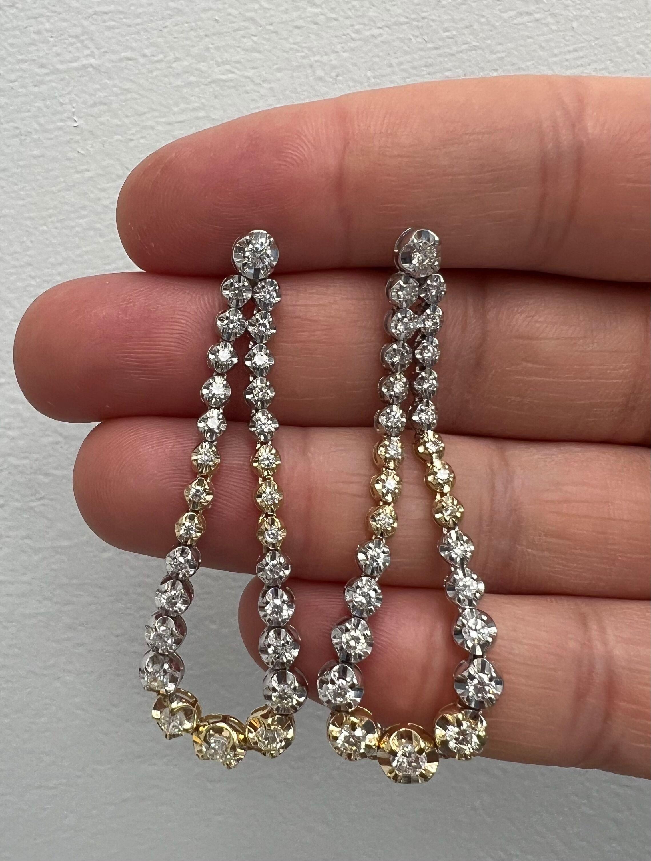 Contemporain Boucles d'oreilles pendantes uniques en or bicolore 18 carats, serties de diamants naturels, montées sur illusion en vente