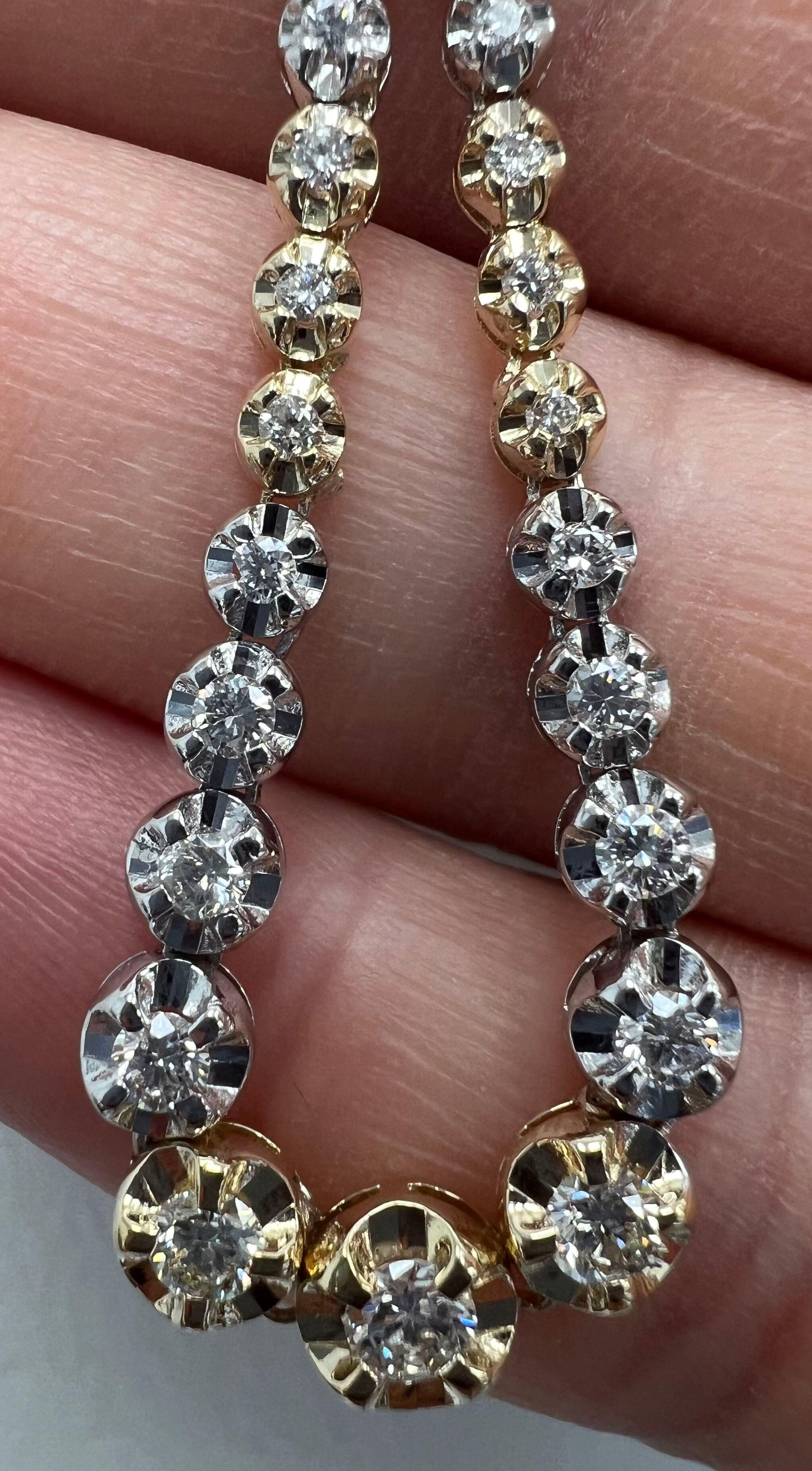 Taille ronde Boucles d'oreilles pendantes uniques en or bicolore 18 carats, serties de diamants naturels, montées sur illusion en vente