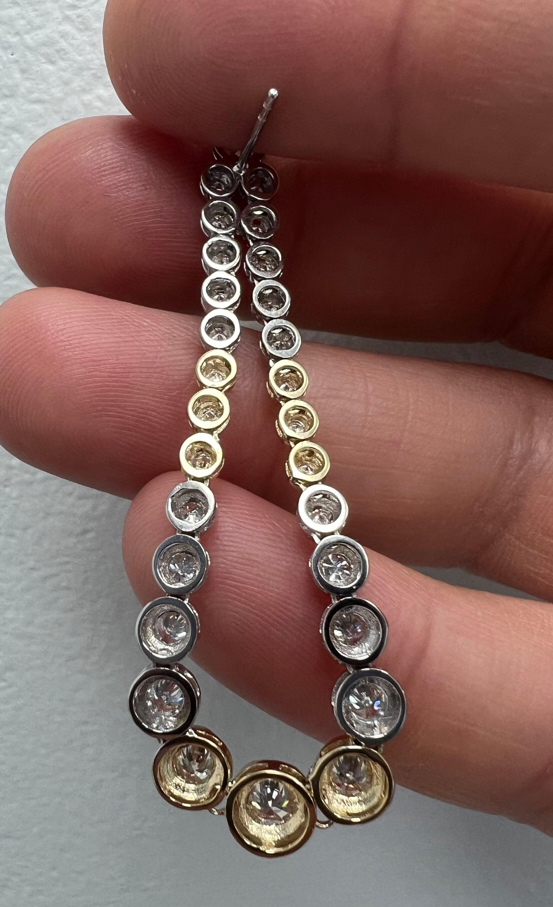 Einzigartige zweifarbige Tropfenohrringe aus 18 Karat Gold mit natürlichen Diamanten in Illusion für Damen oder Herren im Angebot