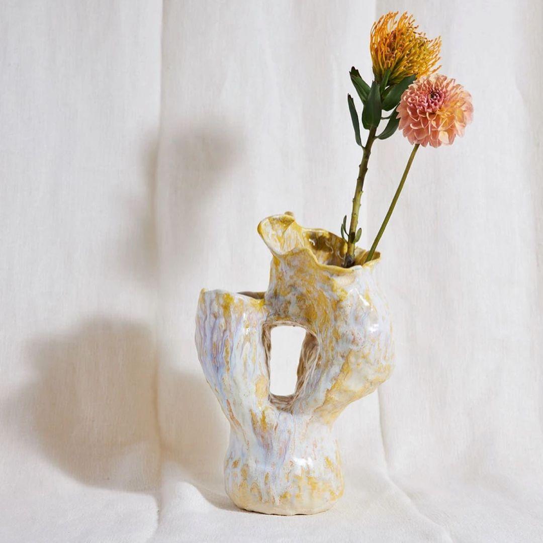 Vaso unico Ukiyo I di Marthine Spinnangr
Unico nel suo genere
Dimensioni: P 27 (sopra) / 11 (sotto) x L 10 x H 30 cm
Materiali: Gres in argilla
Sono disponibili diversi tipi di smalti

I vasi Ukiyo sono realizzati a mano in gres e sono vasi