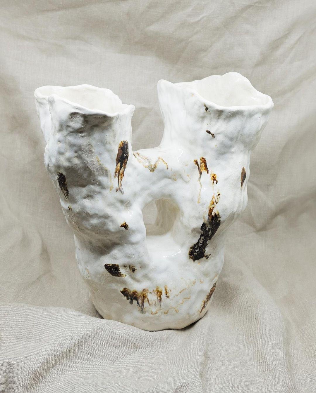 Einzigartige Ukiyo II-Vase von Marthine Spinnangr
Einzigartig
Abmessungen: T 30 (oben) / 14 (unten) x B 15 x H 45 cm
MATERIALIEN: Steingut-Ton
Verschiedene Glasurarten verfügbar.

Ukiyo-Vasen werden in Handarbeit aus Steinzeugton hergestellt und