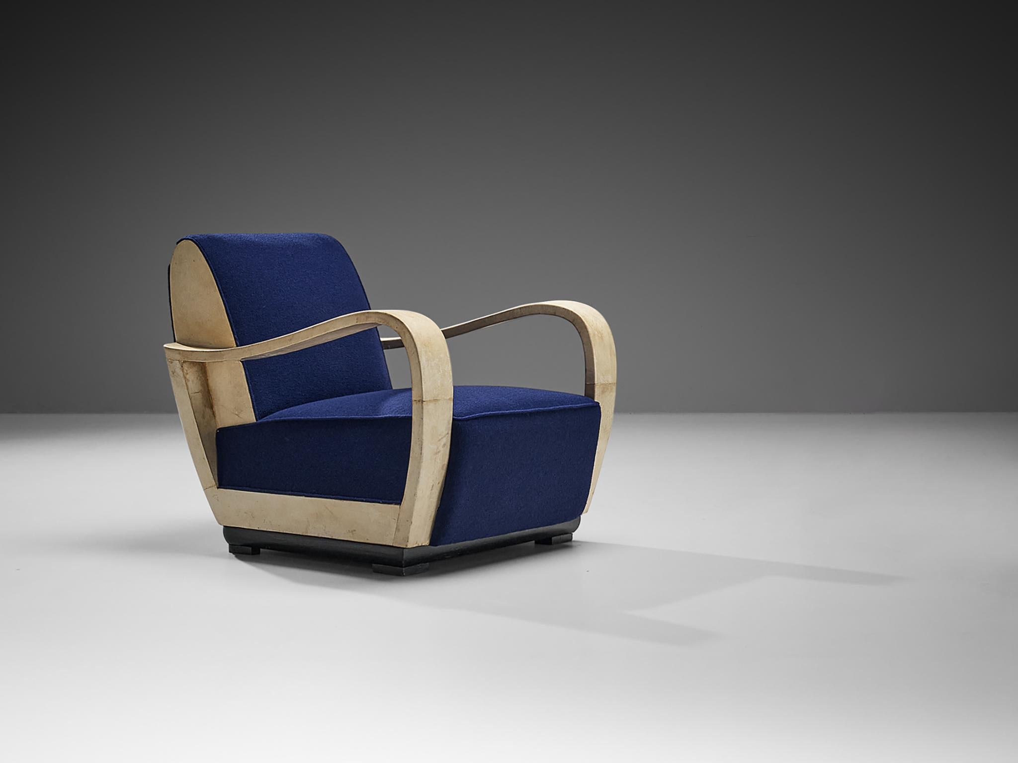 Valzania, chaise longue, parchemin, tissu, bois laqué, Italie, vers 1940

Ce fauteuil exquis a été fabriqué par Valzania vers 1940. Cette chaise est une pièce unique, tant par son design que par l'utilisation des matériaux. Le parchemin est fabriqué