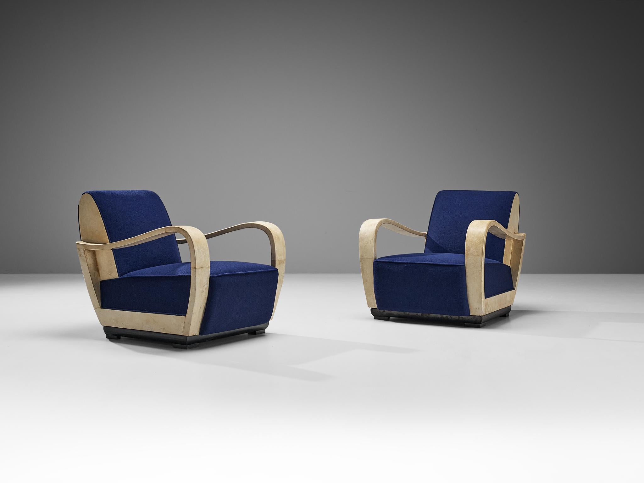Valzania, Paar Liegestühle, Pergament, Stoff, lackiertes Holz, Italien, um 1940

Dieses exquisite Sesselpaar wurde von Valzania um 1940 hergestellt. Dieser Stuhl ist ein Unikat, sowohl in seinem Design als auch in der Verwendung der Materialien. Das