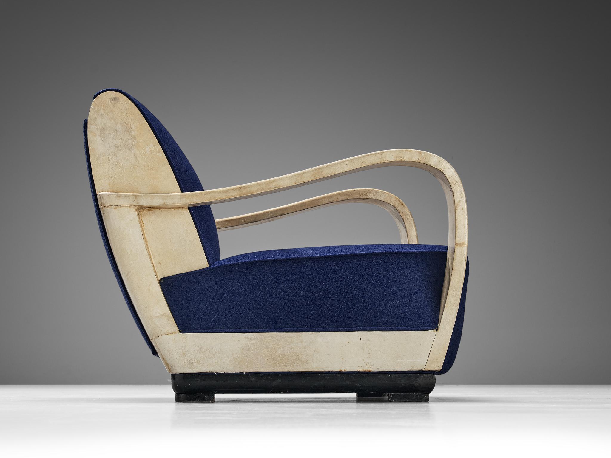 Milieu du XXe siècle Paire de fauteuils de salon Valzania uniques en parchemin et tissu bleu en vente