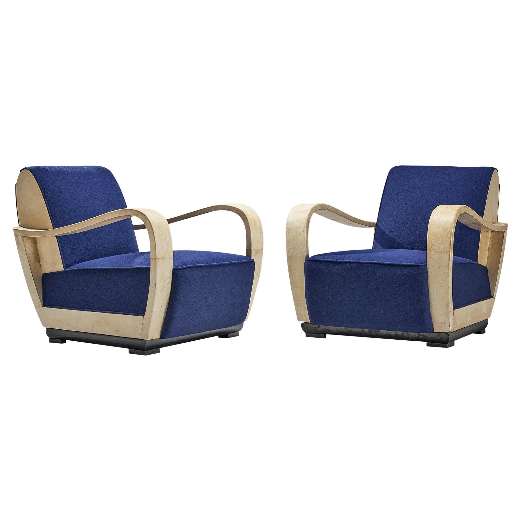 Paire de fauteuils de salon Valzania uniques en parchemin et tissu bleu en vente