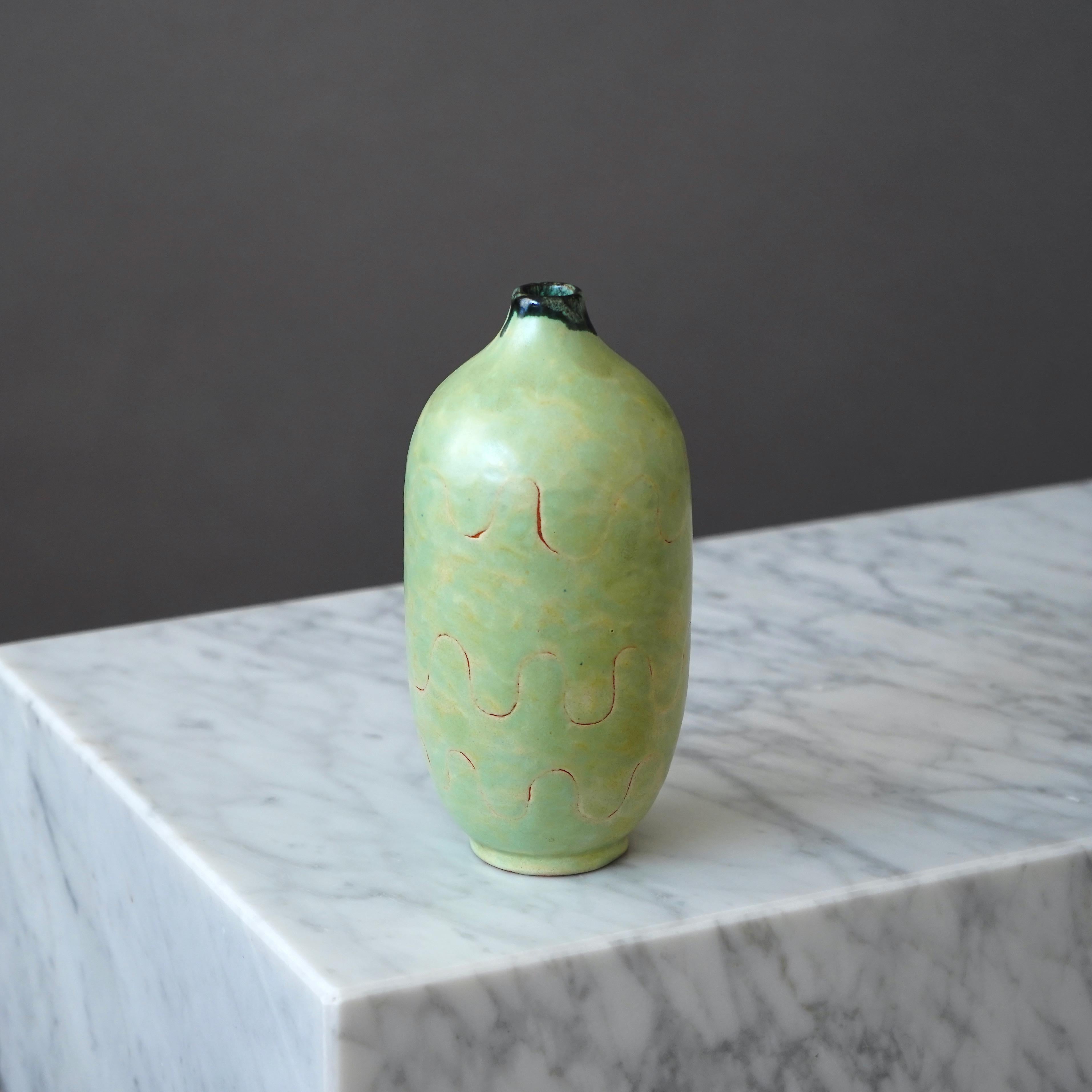 Un vase unique et magnifique avec une glaçure verte étonnante.
Conçu par Anna-Lisa Thomson pour Upsala Ekeby, Suède, années 1940.

Excellent état. 
Impression 