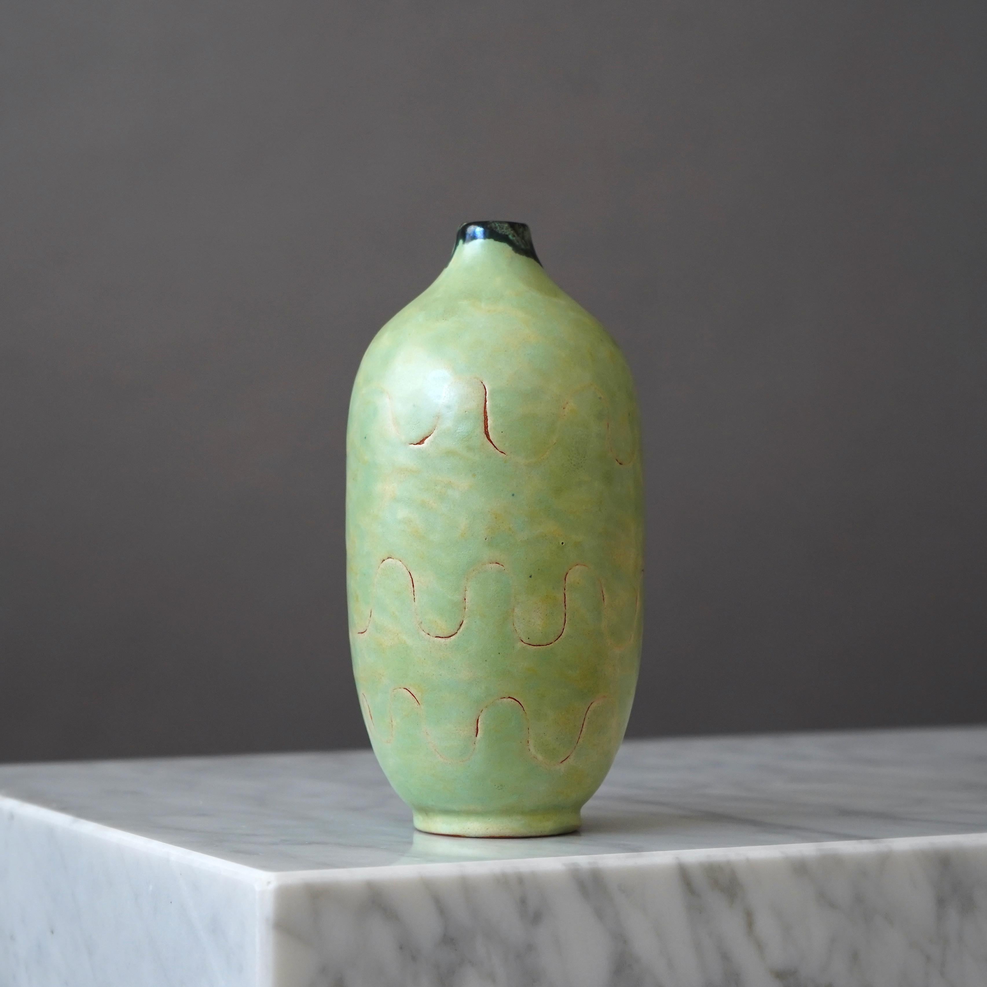 20ième siècle Vase unique d'Anna-Lisa Thomson. Upsala Ekeby, Suède, années 1940 en vente
