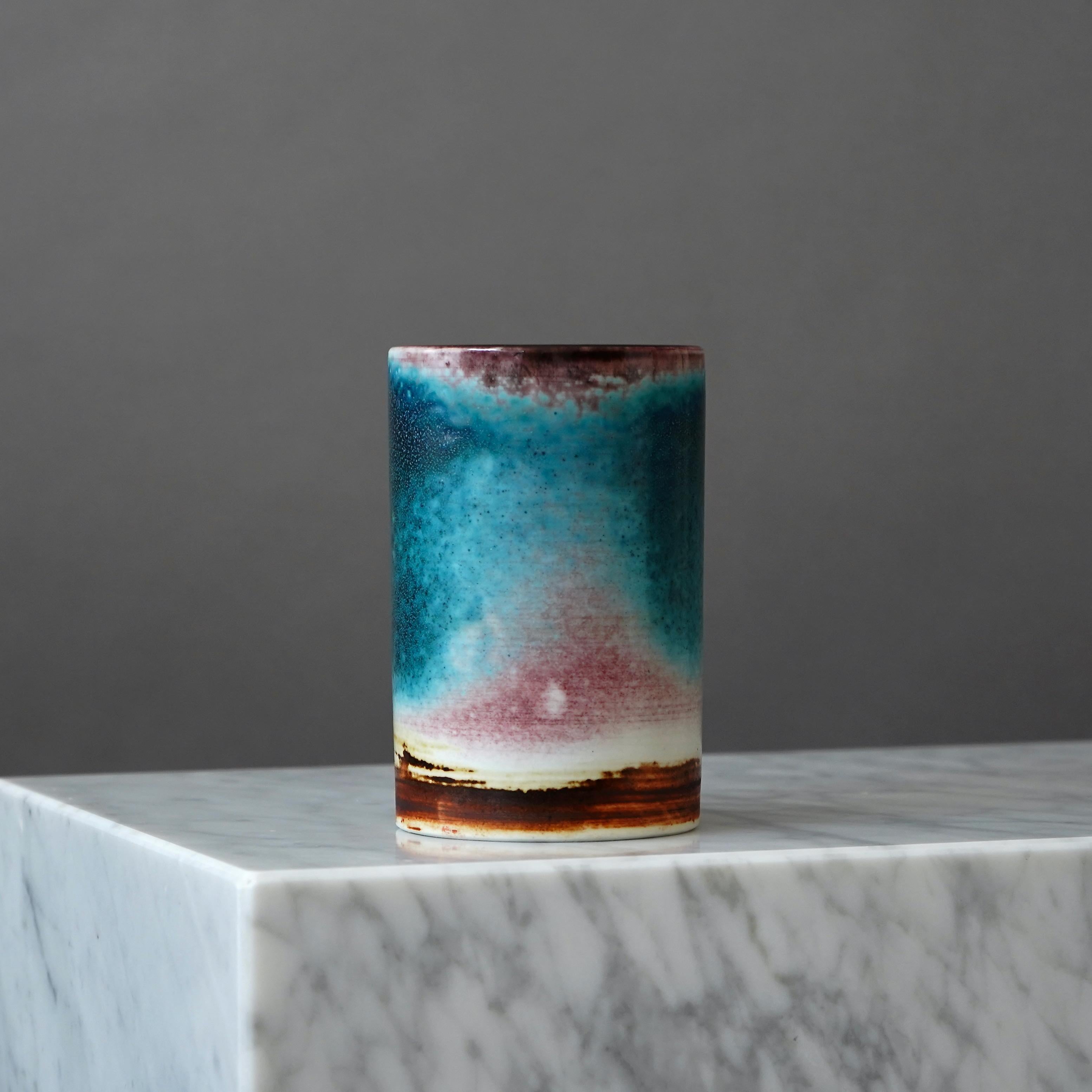 Un magnifique et unique vase en grès, jeté à la main, avec une glaçure étonnante.
Fabriqué par Toini Muona à Arabia, Finlande, années 1960.

Excellent état. 
Signature incisée 