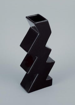 Vaso unico con forma a zig-zag e smalto nero, fine '900