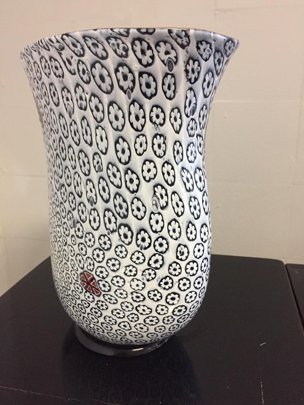 Italiano Vaso unico con motivo floreale bianco e nero di Tino Rossi Murano in vendita