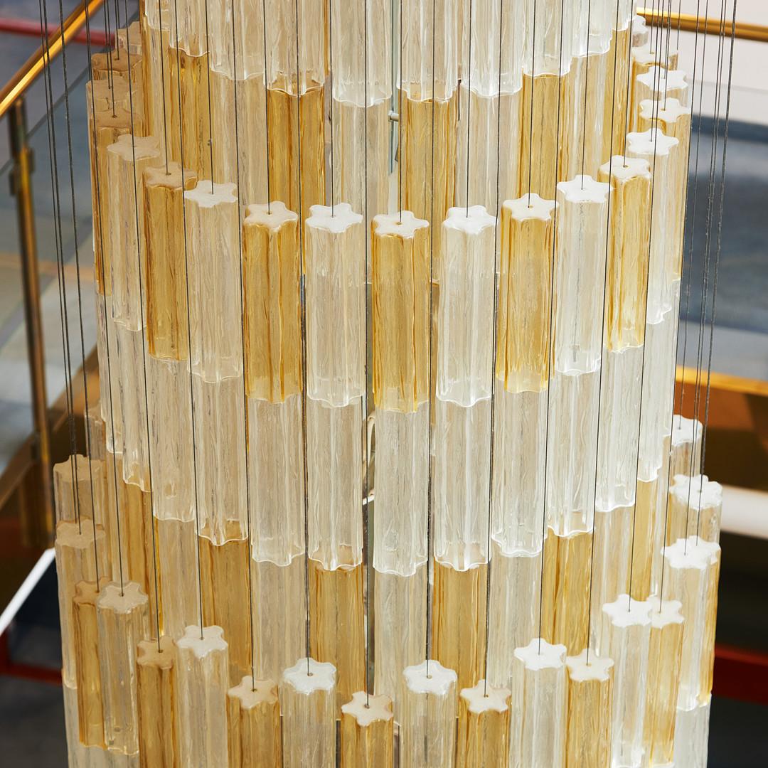Unico ed enorme lampadario Venini, modello Tronchi del 1980. 80 cm di diametro per 550 cm di altezza. 